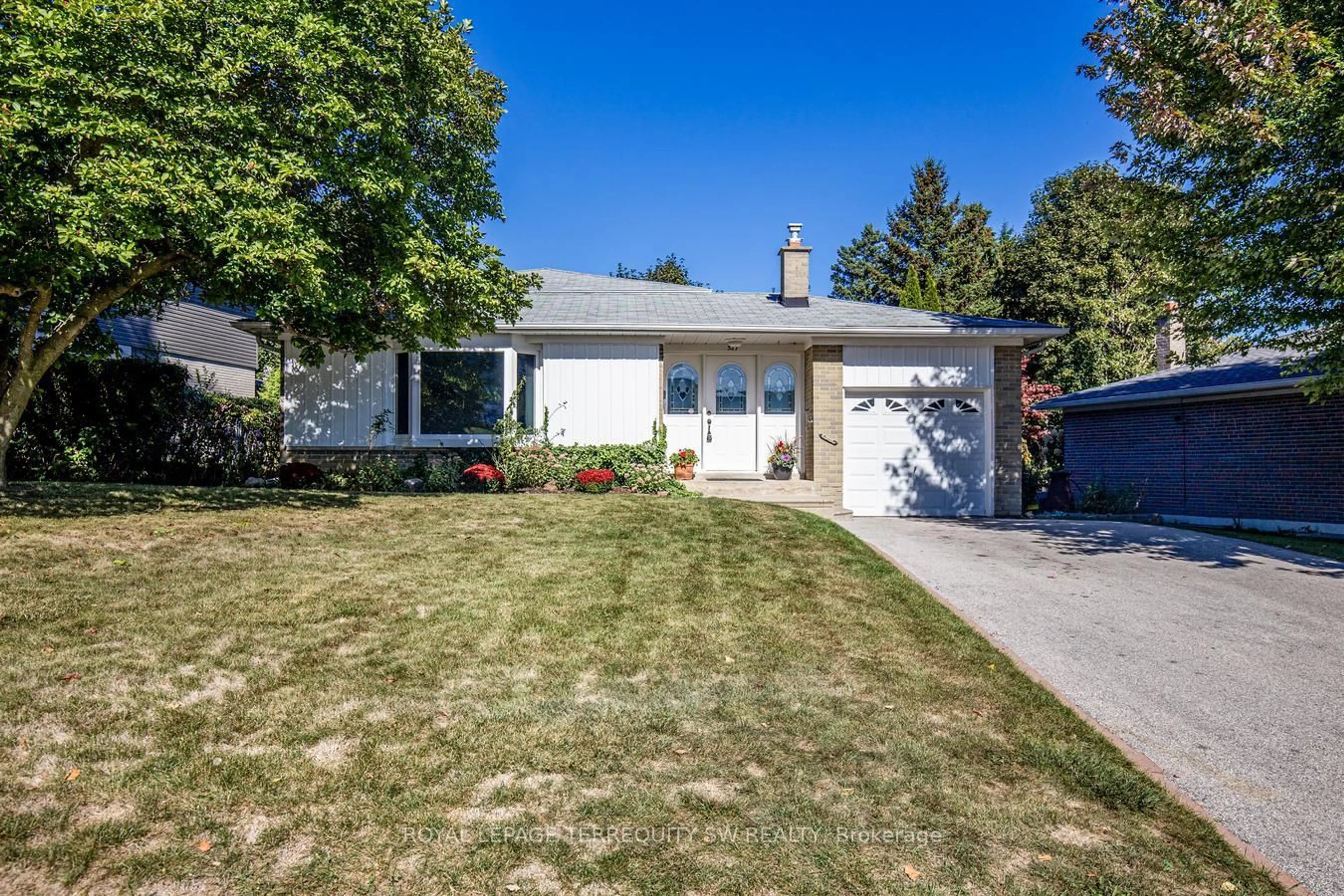 Home with vinyl exterior material, street for 329 Dennie Ave, Newmarket Ontario L3Y 4M5