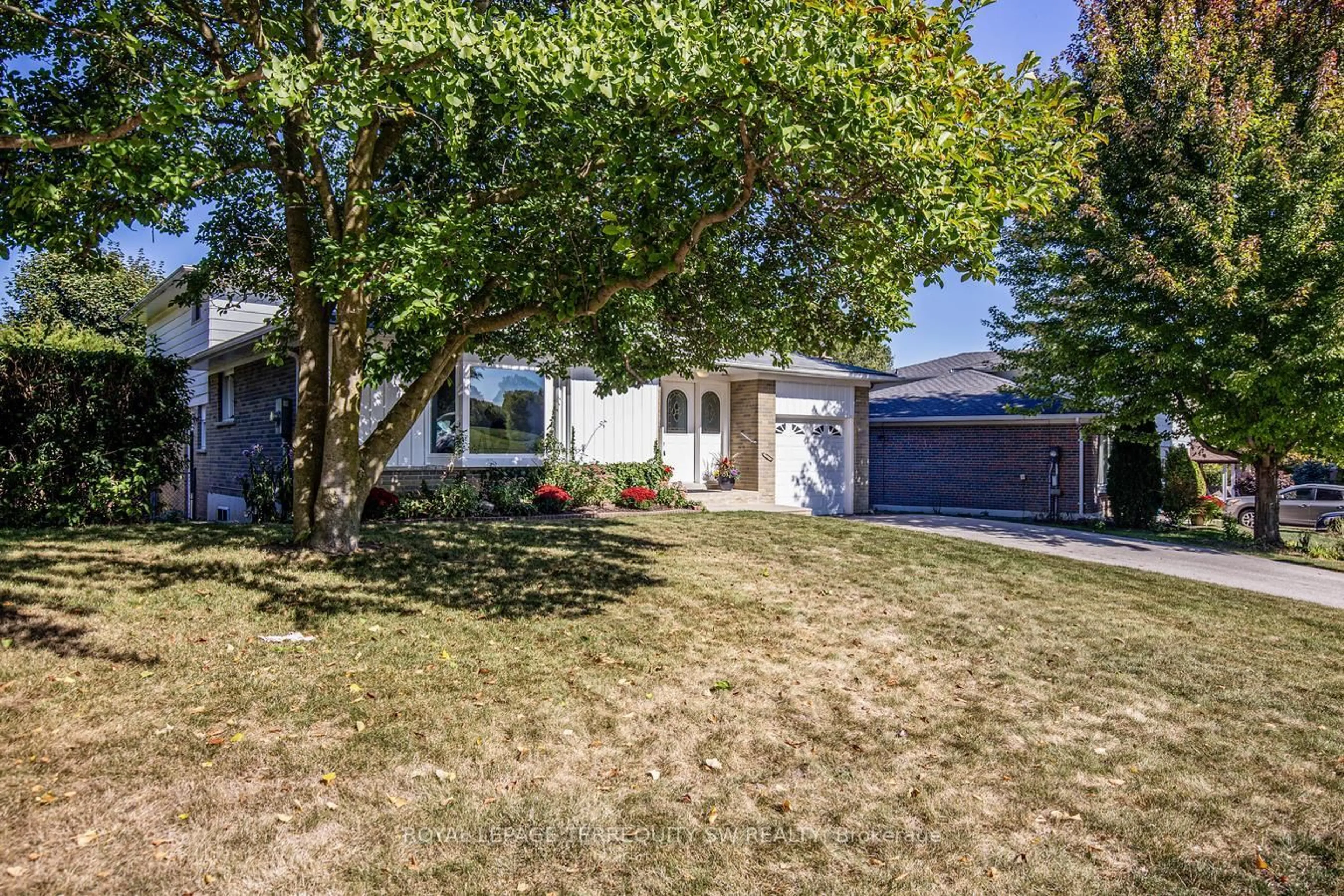 A pic from outside/outdoor area/front of a property/back of a property/a pic from drone, street for 329 Dennie Ave, Newmarket Ontario L3Y 4M5