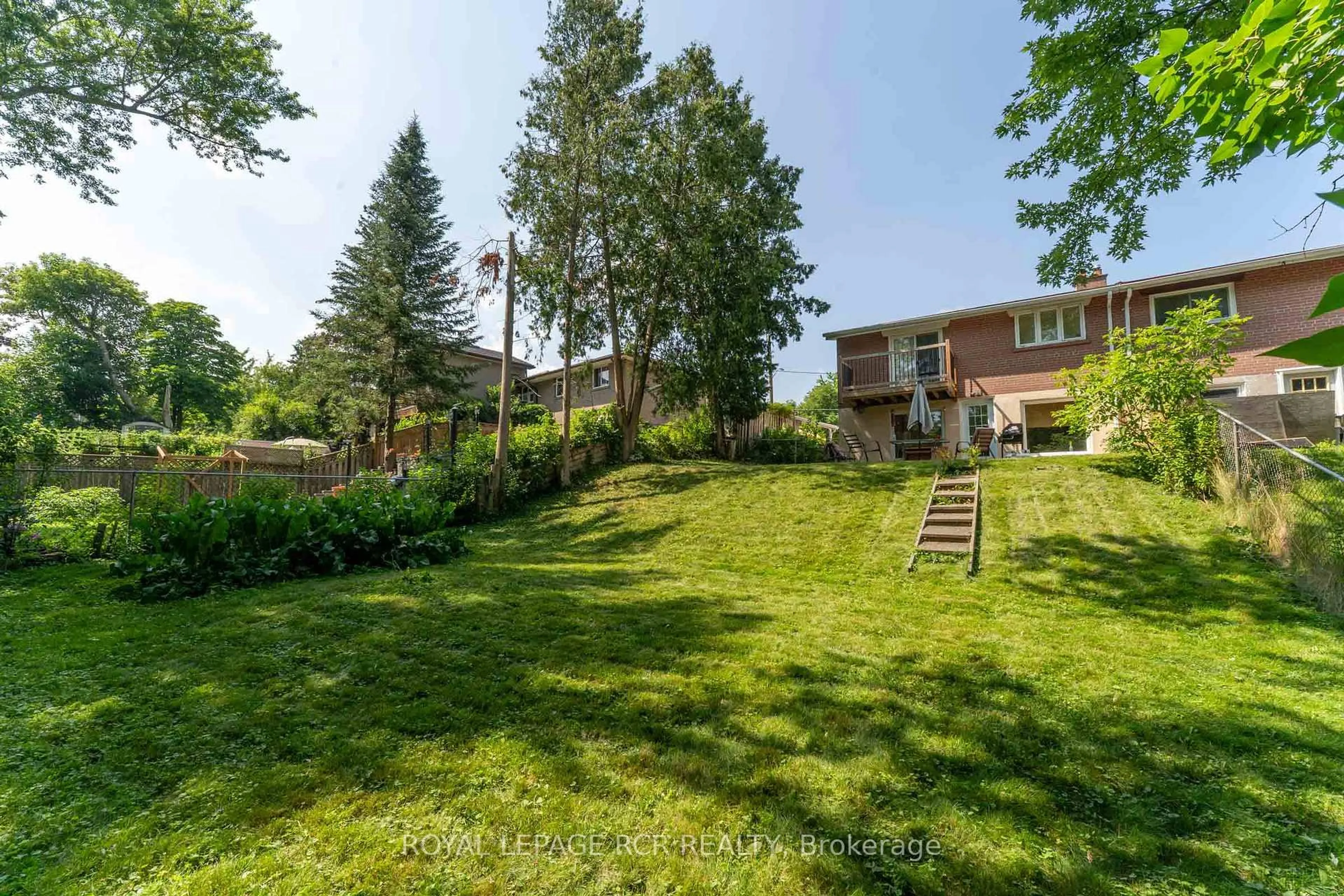 A pic from outside/outdoor area/front of a property/back of a property/a pic from drone, unknown for 9 Dunham Cres, Aurora Ontario L4G 2V3