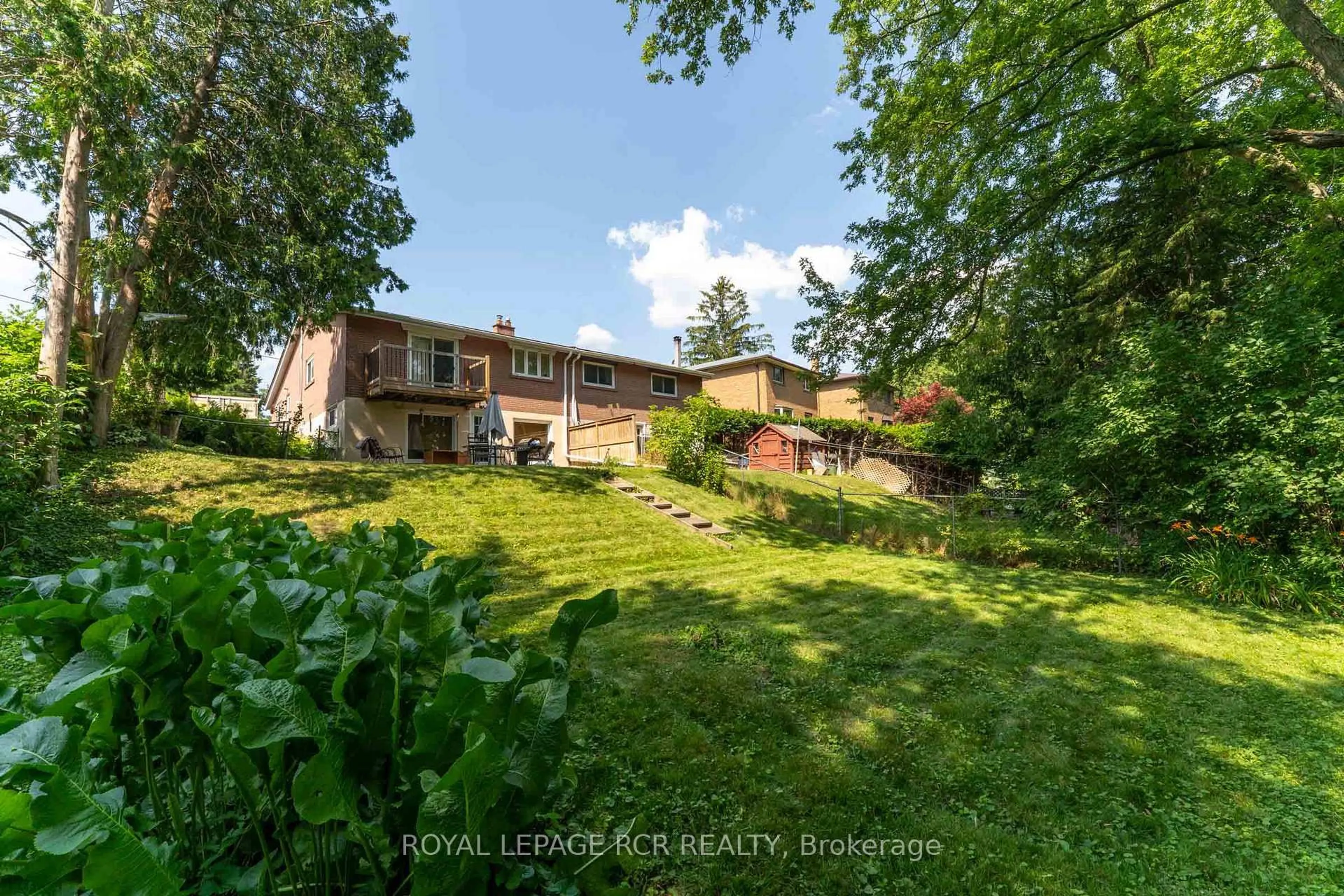 A pic from outside/outdoor area/front of a property/back of a property/a pic from drone, unknown for 9 Dunham Cres, Aurora Ontario L4G 2V3