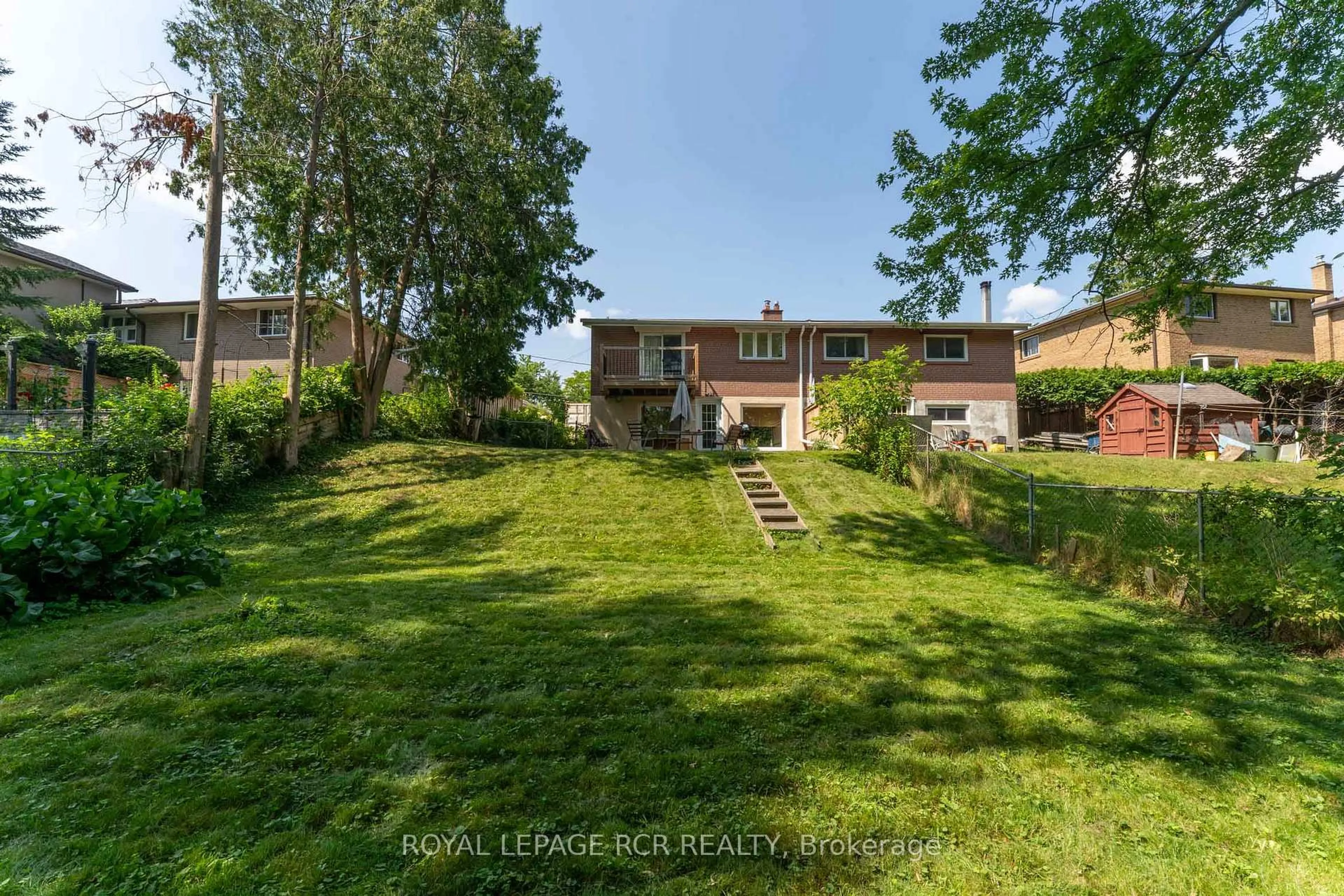 A pic from outside/outdoor area/front of a property/back of a property/a pic from drone, street for 9 Dunham Cres, Aurora Ontario L4G 2V3