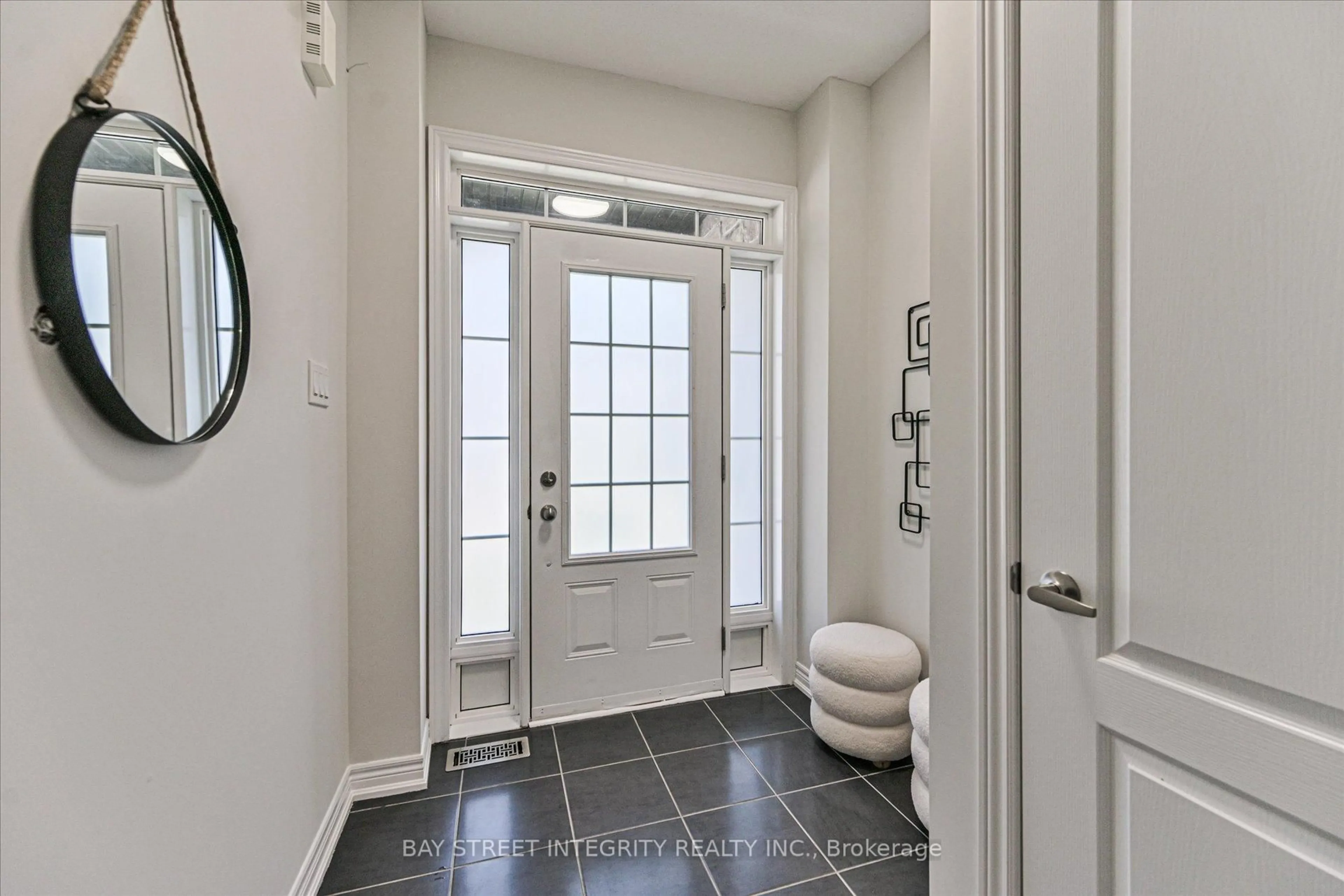 Indoor entryway for 54 Walter Proctor Rd, East Gwillimbury Ontario L9N 0L6