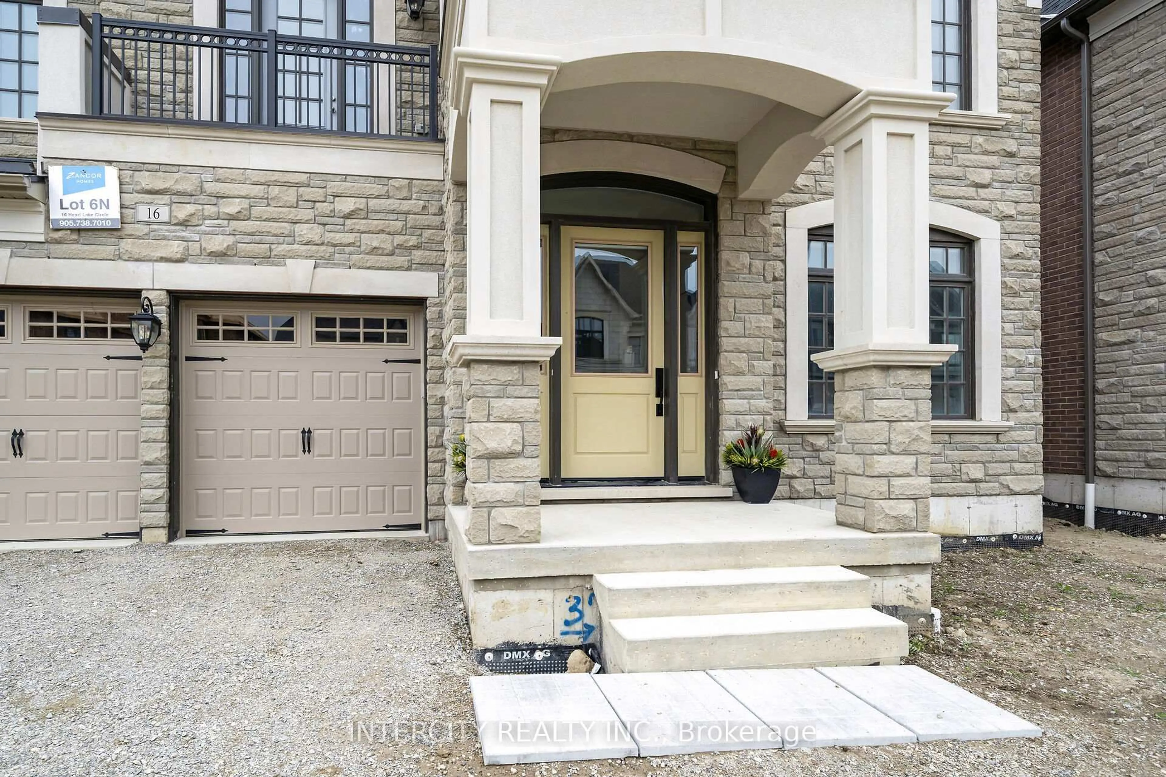 Indoor entryway for 16 Heart Lake Circ, King Ontario L7B 0S5