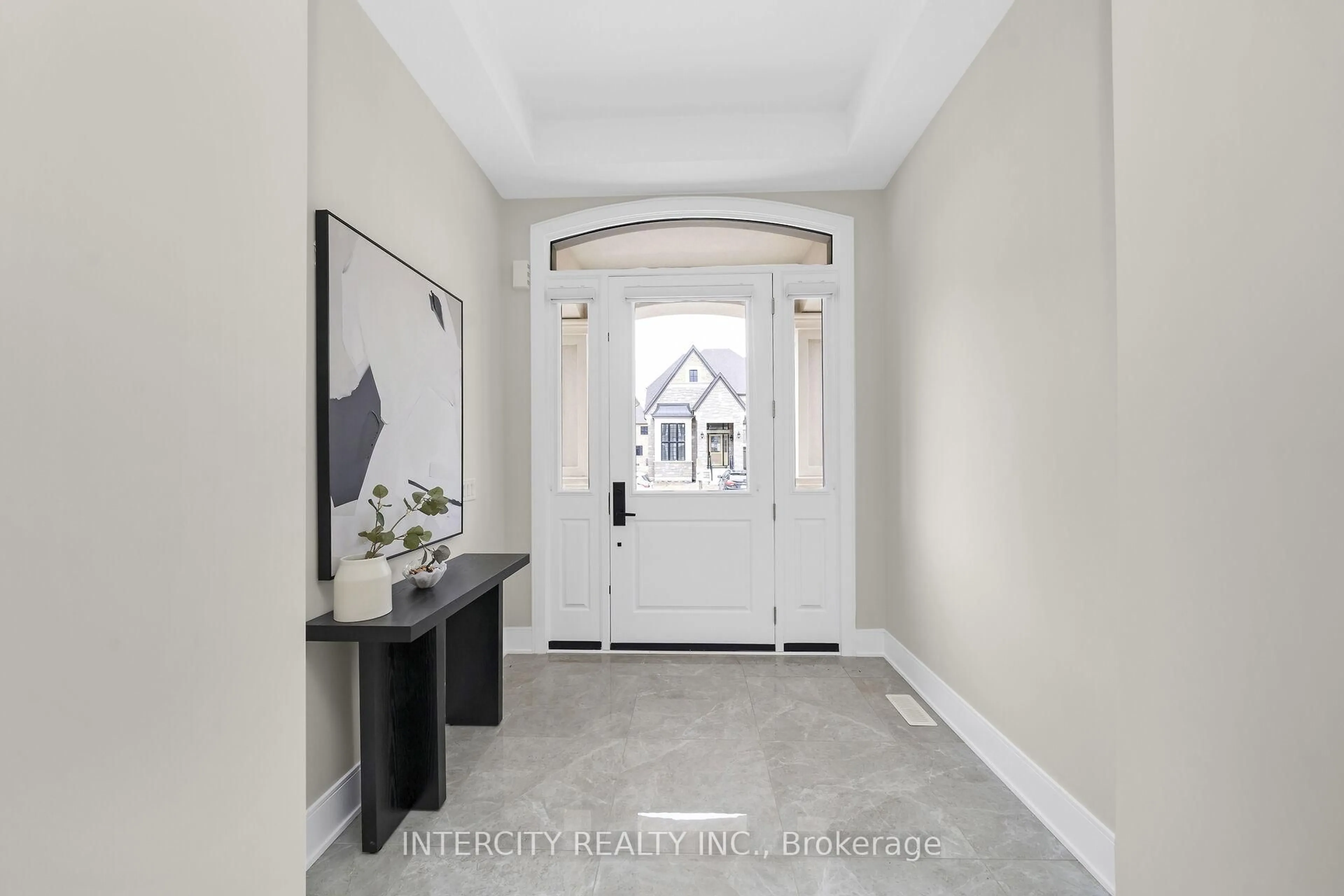 Indoor entryway for 16 Heart Lake Circ, King Ontario L7B 0S5