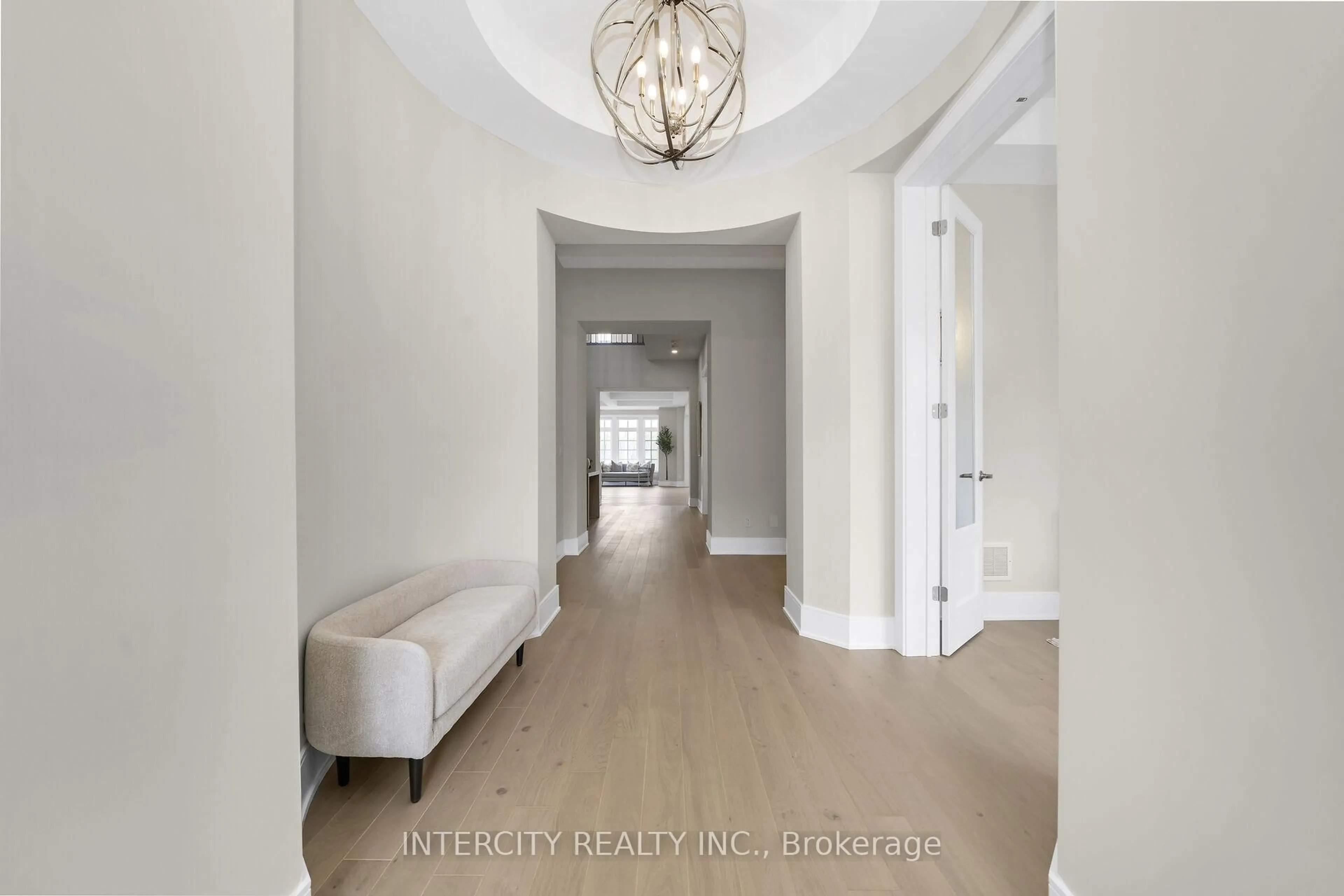 Indoor entryway for 16 Heart Lake Circ, King Ontario L7B 0S5