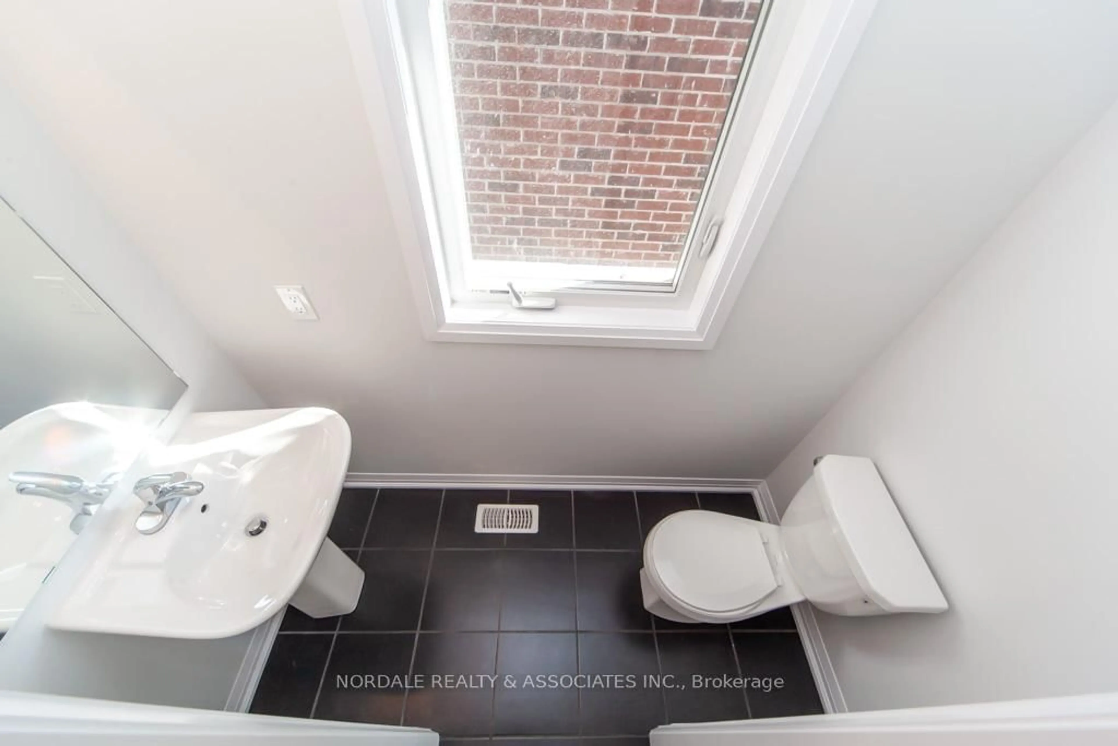 Standard bathroom, unknown for 1434 STOVELL Cres, Innisfil Ontario L0L 1W0