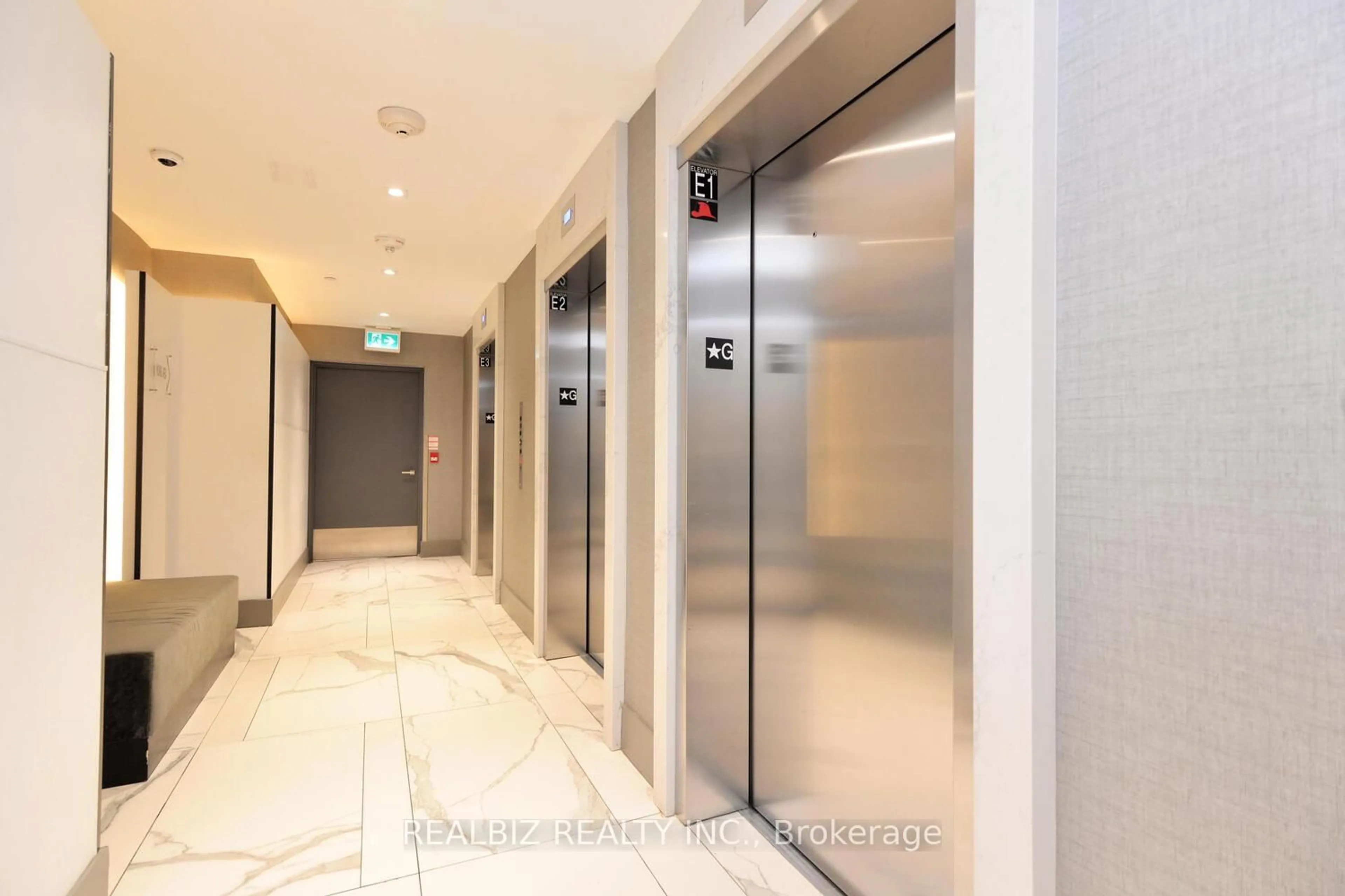 Indoor foyer for 2908 Highway 7 Rd #1605, Vaughan Ontario L4K 0K5