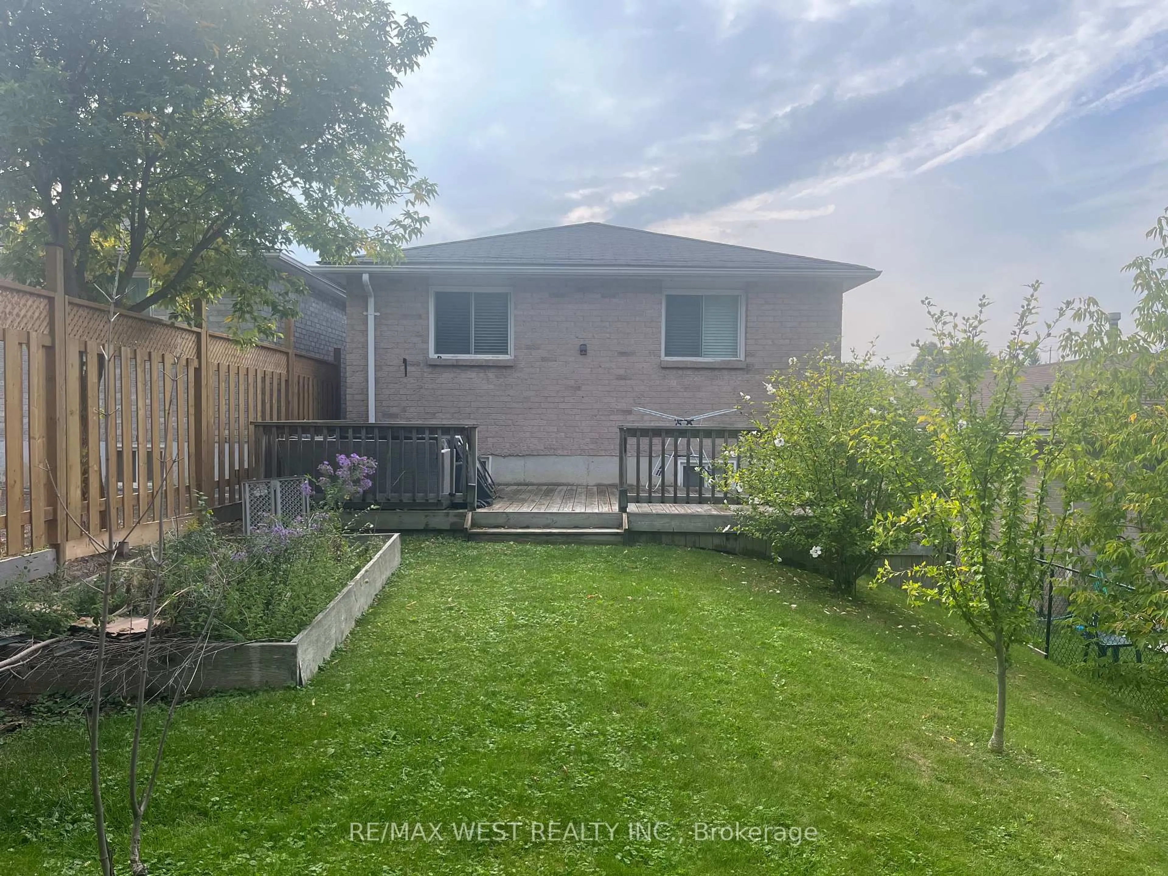 A pic from outside/outdoor area/front of a property/back of a property/a pic from drone, unknown for 11 Turner Crt, Bradford West Gwillimbury Ontario L3Z 2W3