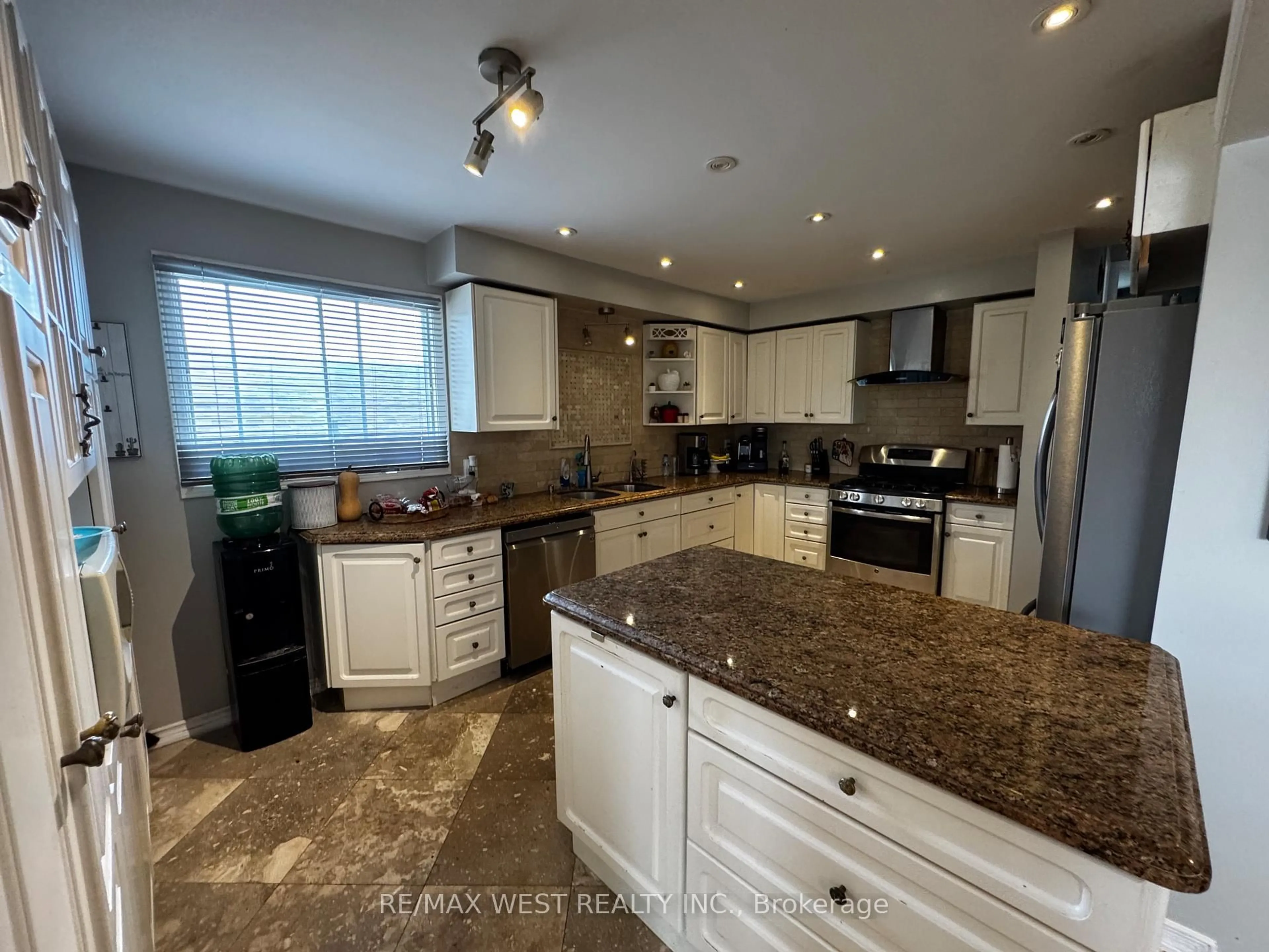 Open concept kitchen, ceramic/tile floor for 11 Turner Crt, Bradford West Gwillimbury Ontario L3Z 2W3