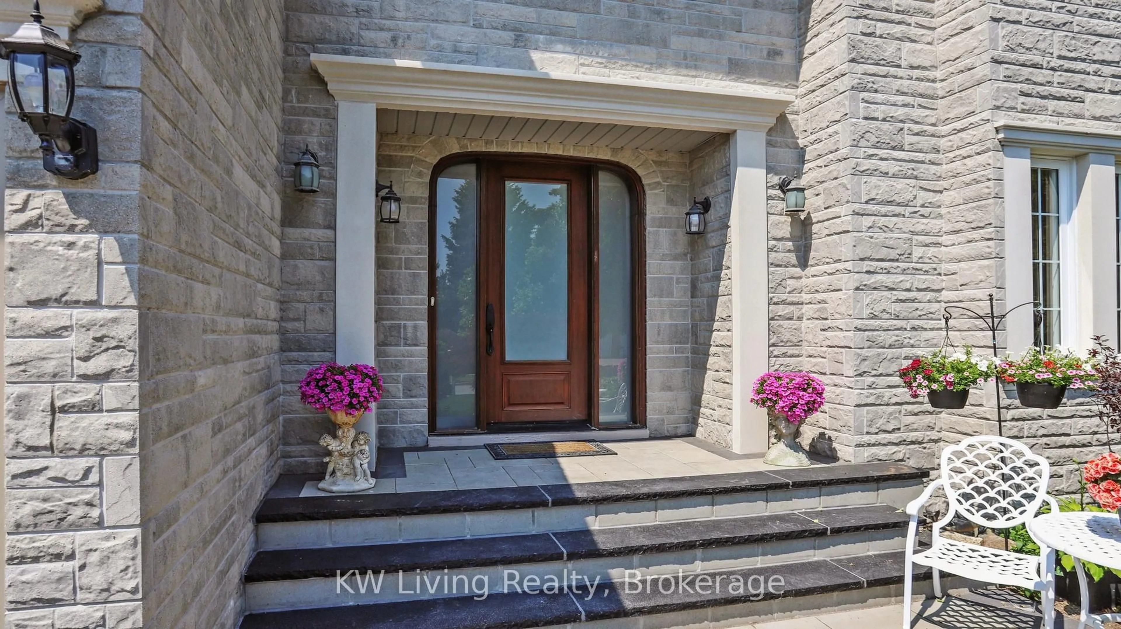 Indoor entryway for 45 Chiltern Hill, Richmond Hill Ontario L4B 3B8