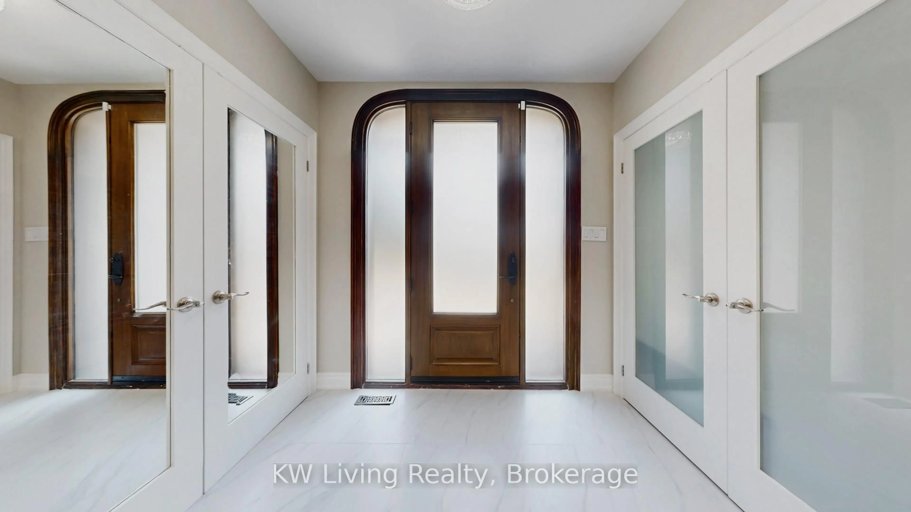 Indoor entryway for 45 Chiltern Hill, Richmond Hill Ontario L4B 3B8