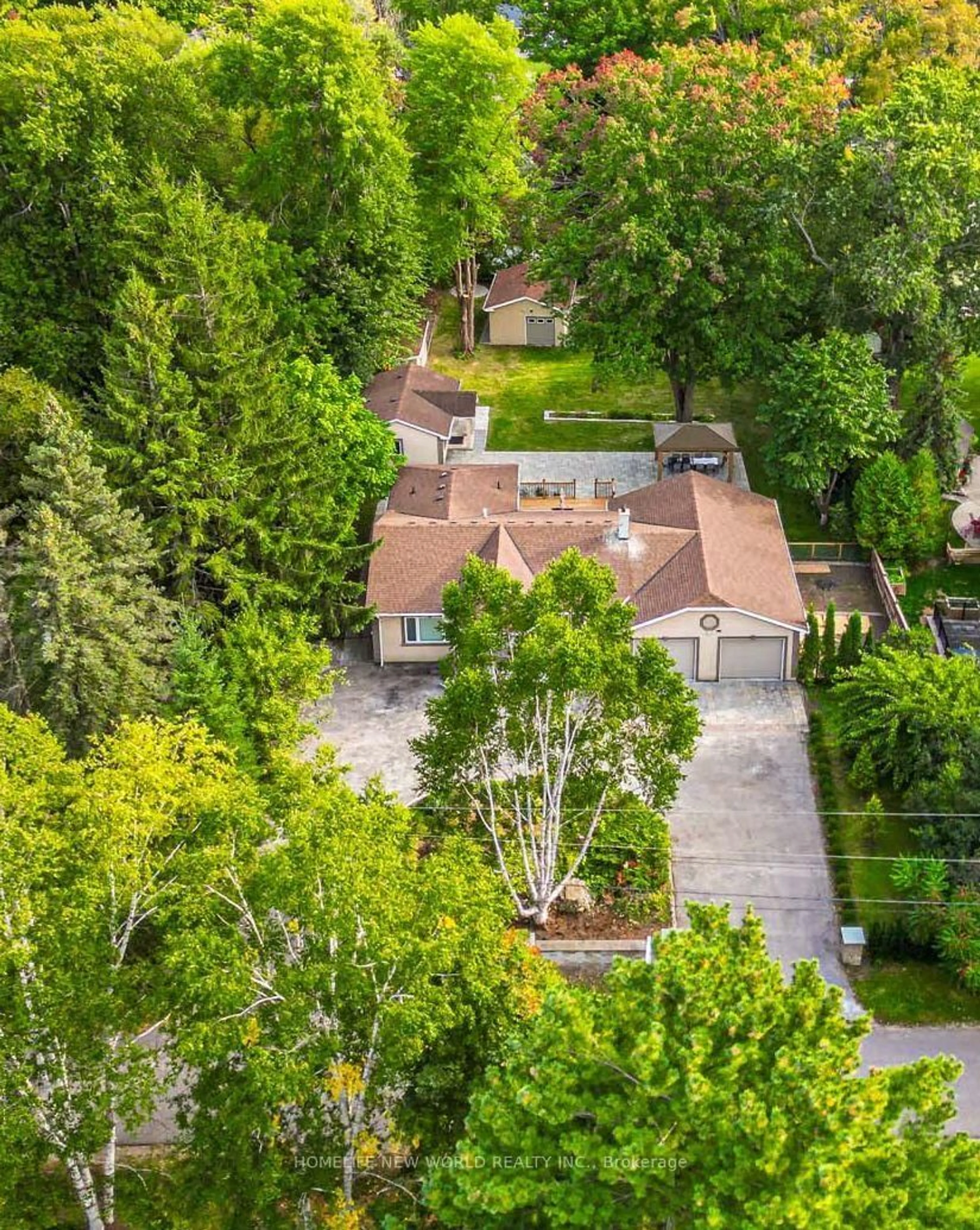 A pic from outside/outdoor area/front of a property/back of a property/a pic from drone, street for 215 Willow Dr, Georgina Ontario L4P 2R9