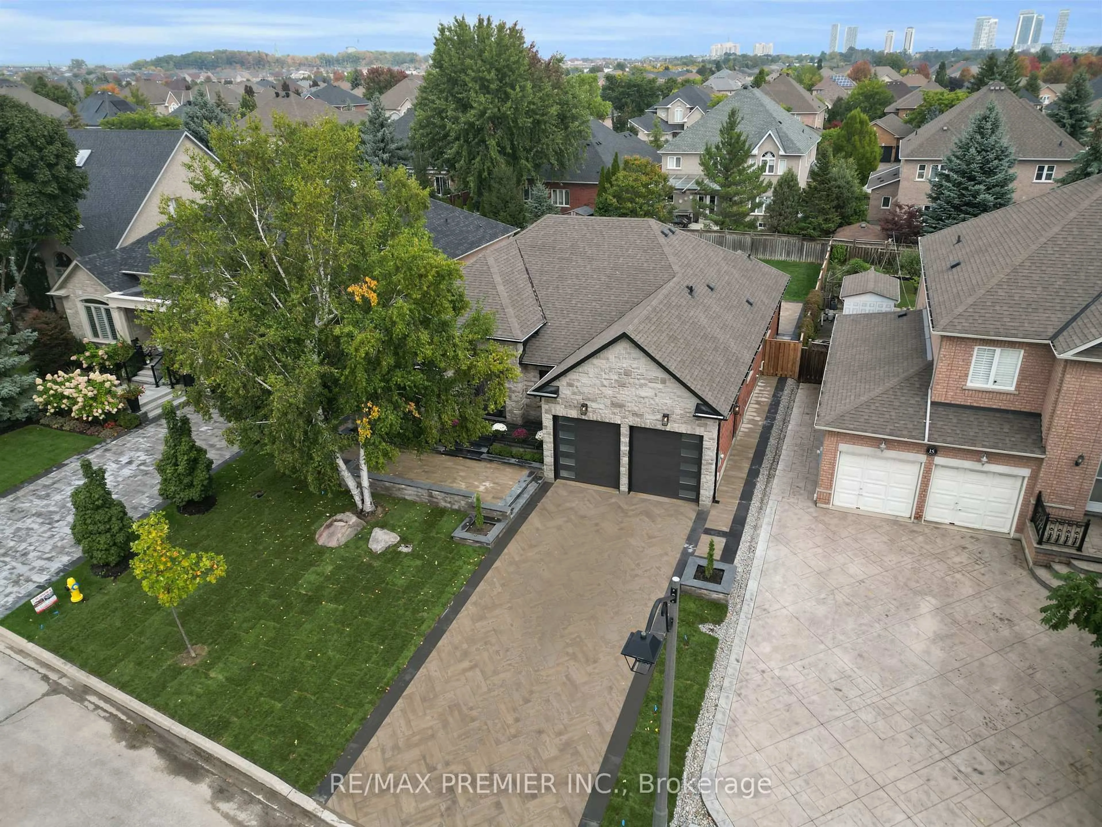 A pic from outside/outdoor area/front of a property/back of a property/a pic from drone, street for 19 Polo Cres, Vaughan Ontario L4L 8W6