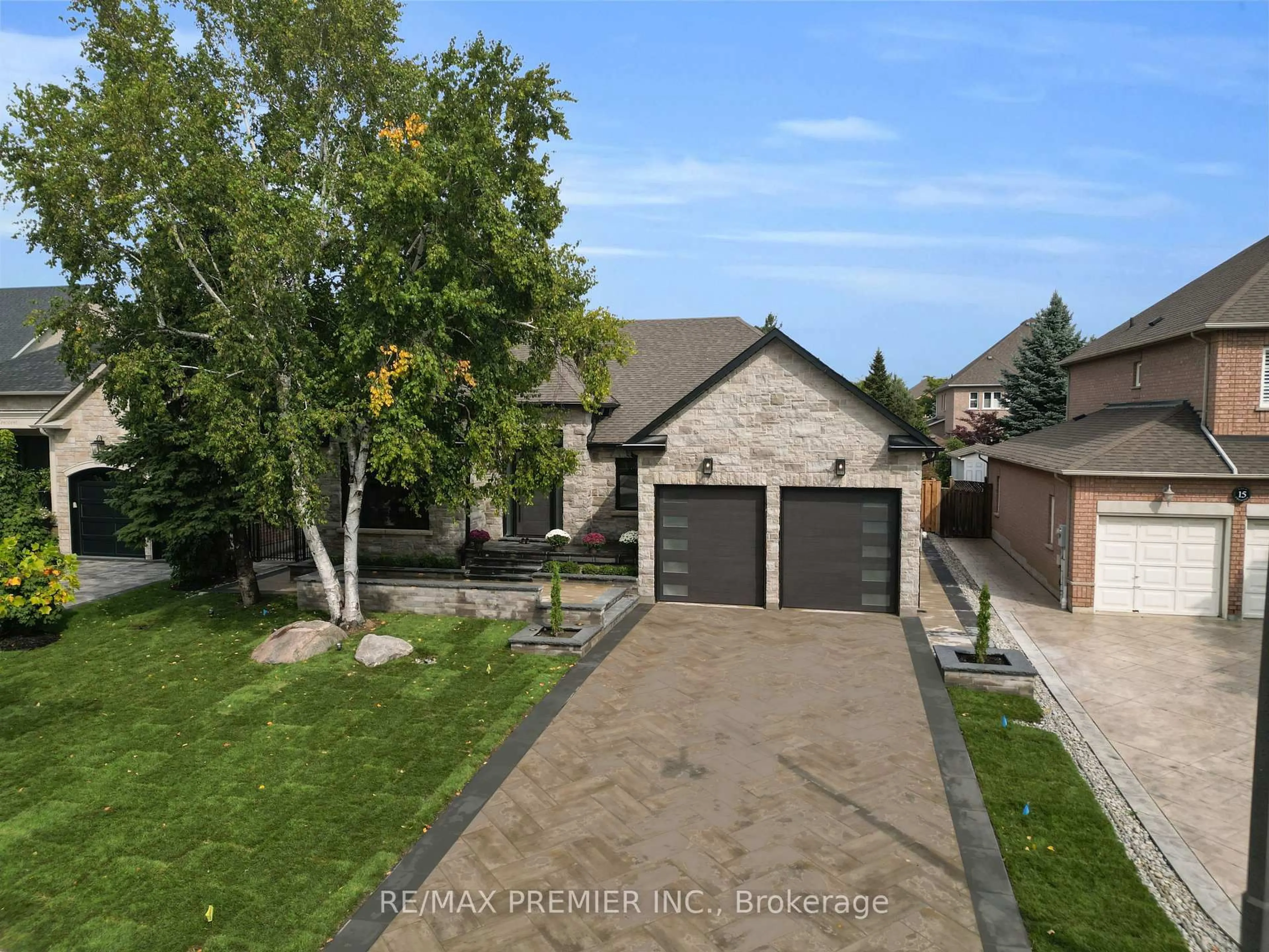 A pic from outside/outdoor area/front of a property/back of a property/a pic from drone, street for 19 Polo Cres, Vaughan Ontario L4L 8W6