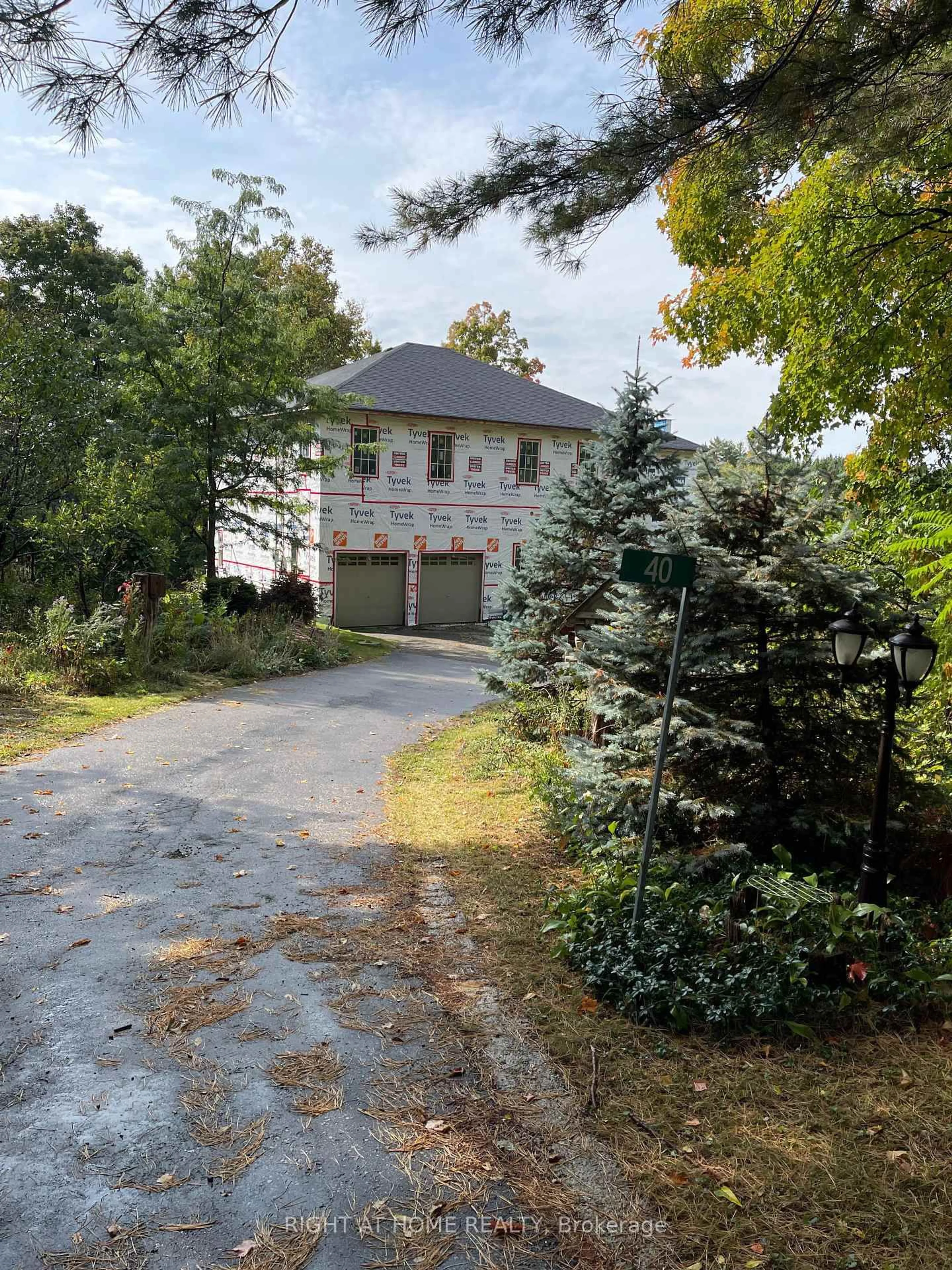 A pic from outside/outdoor area/front of a property/back of a property/a pic from drone, street for 40 Old Church Rd, King Ontario L7B 1K4