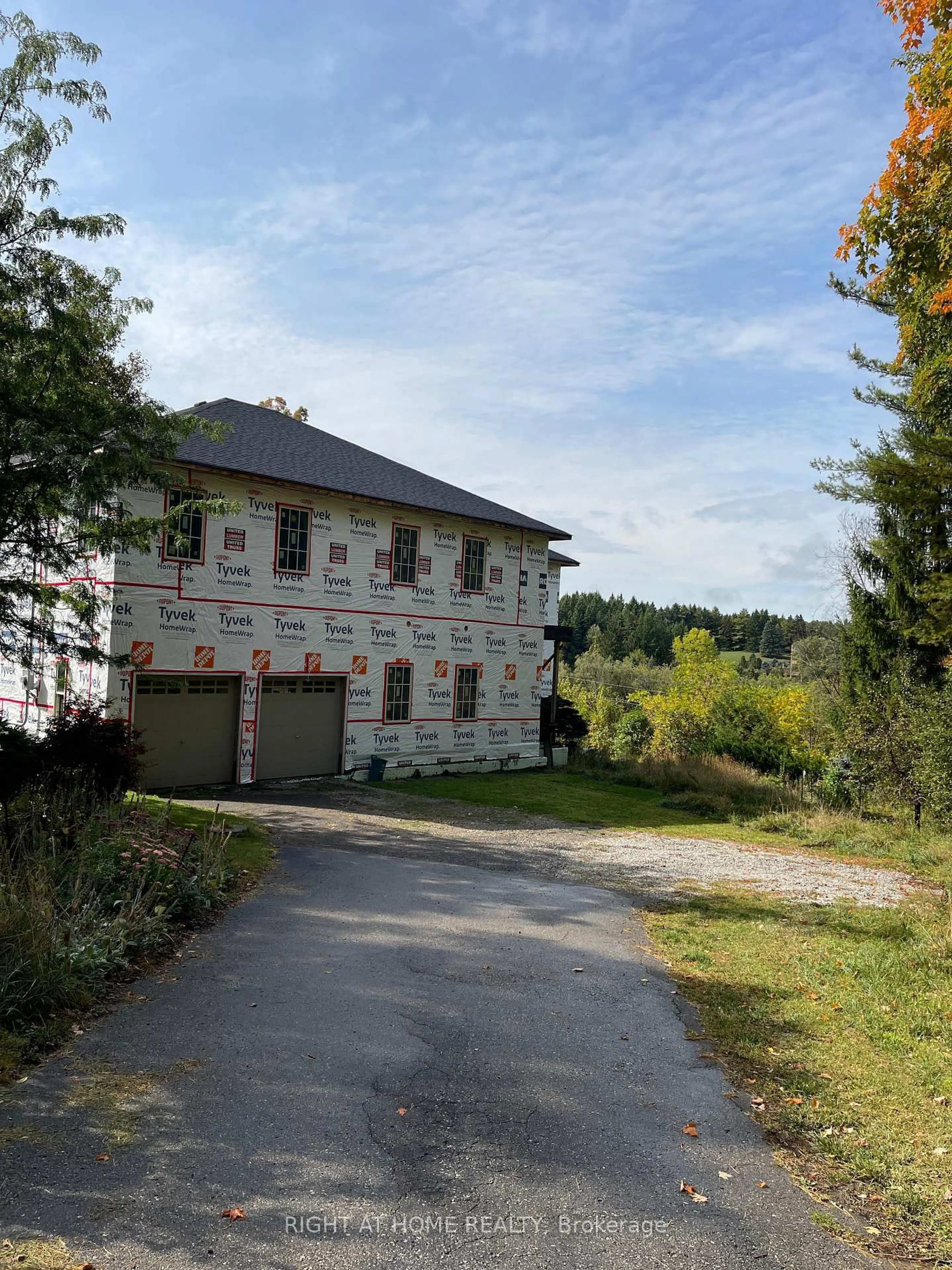 A pic from outside/outdoor area/front of a property/back of a property/a pic from drone, building for 40 Old Church Rd, King Ontario L7B 1K4