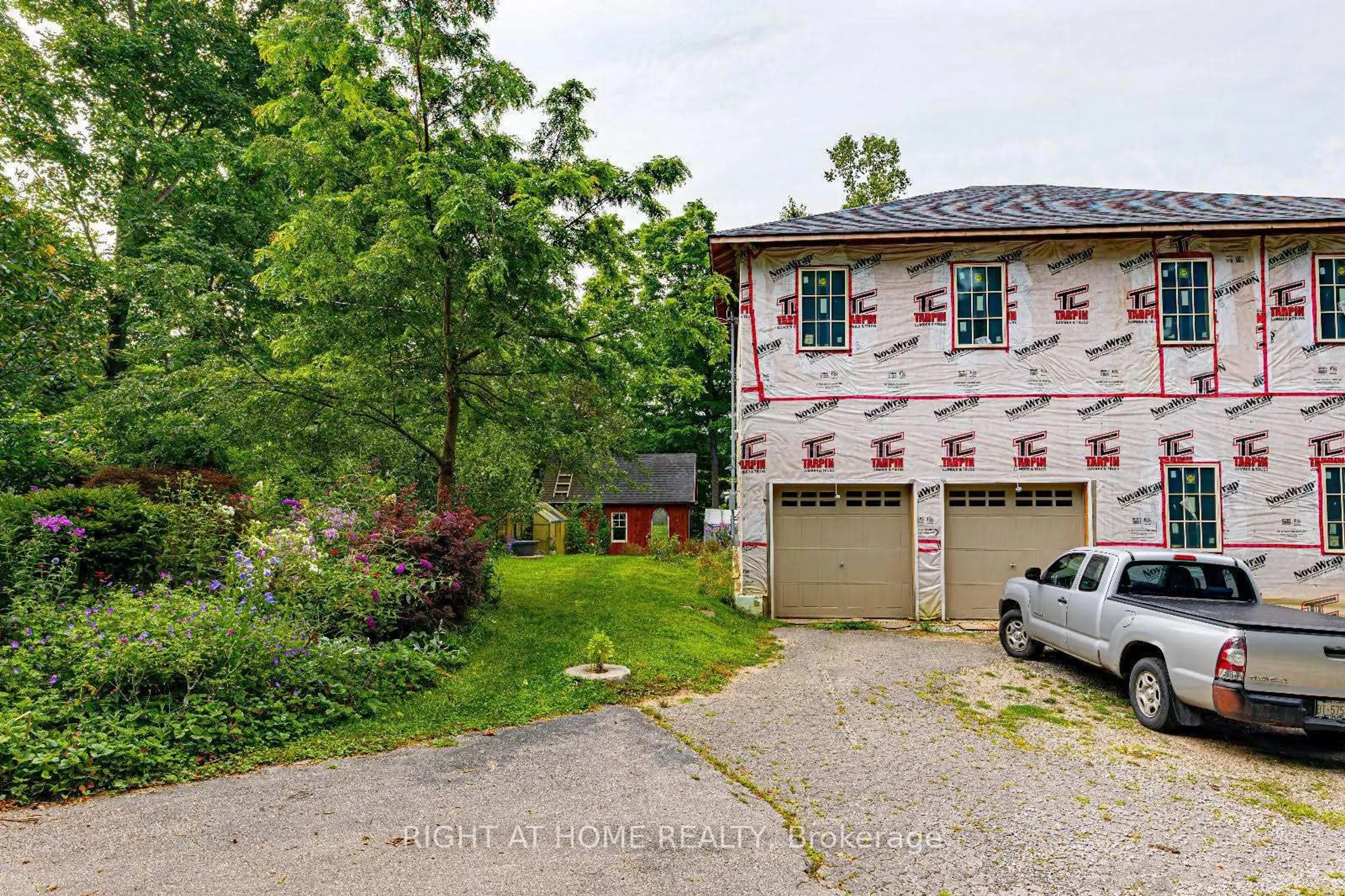 A pic from outside/outdoor area/front of a property/back of a property/a pic from drone, street for 40 Old Church Rd, King Ontario L7B 1K4