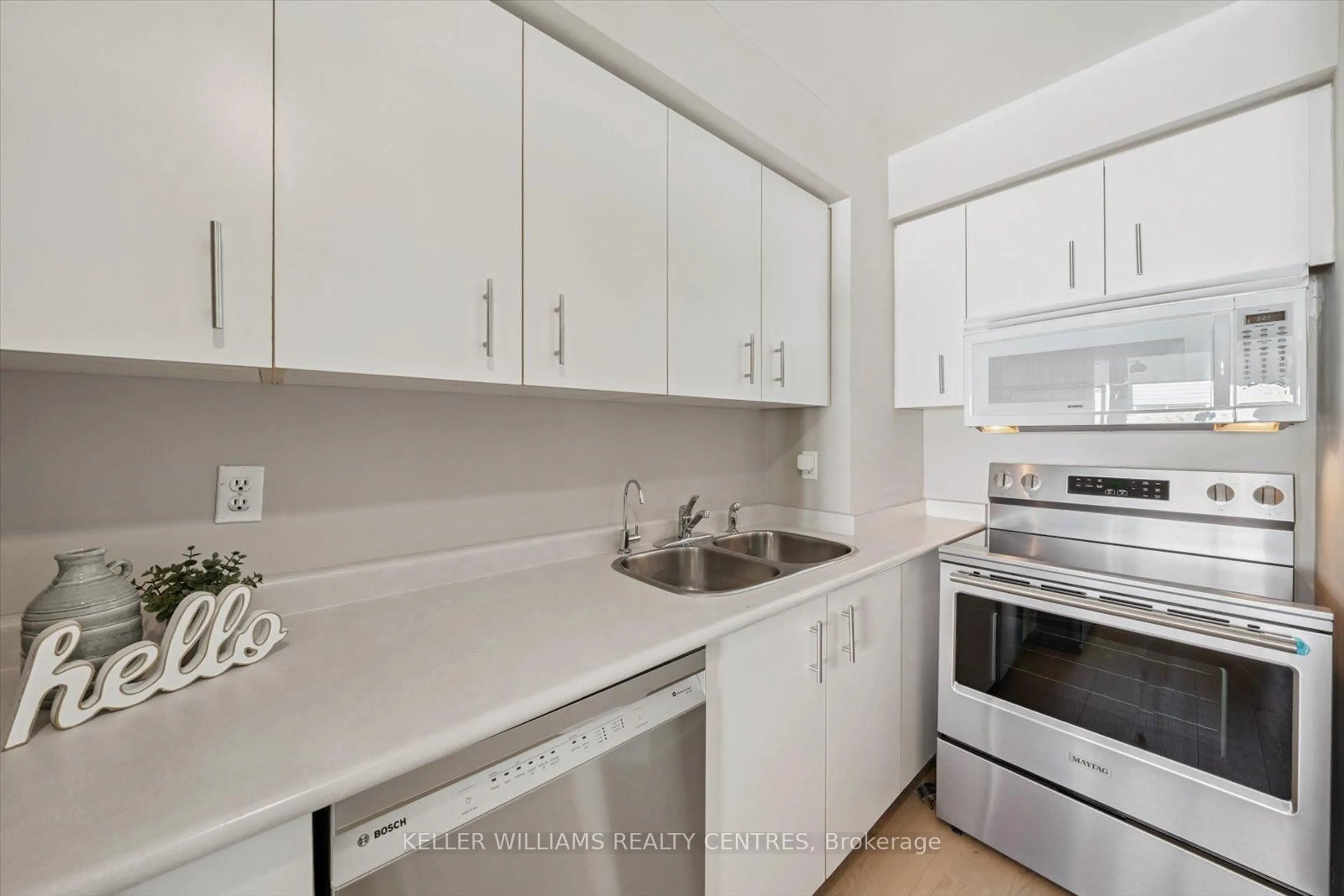 Standard kitchen, unknown for 597 Gibney Cres, Newmarket Ontario L3X 1Y3