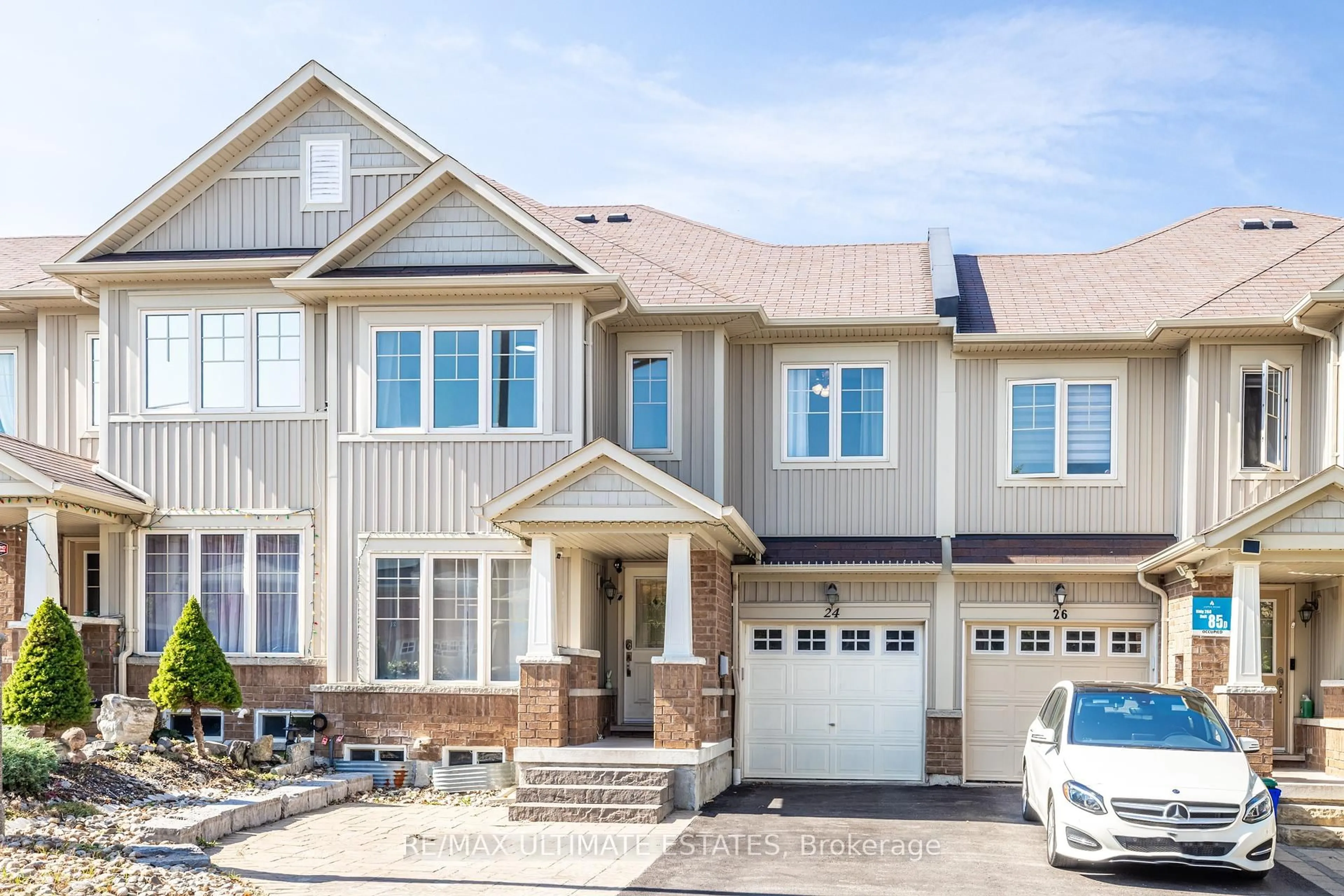 Home with vinyl exterior material, street for 24 Yang St, Richmond Hill Ontario L4E 0L5