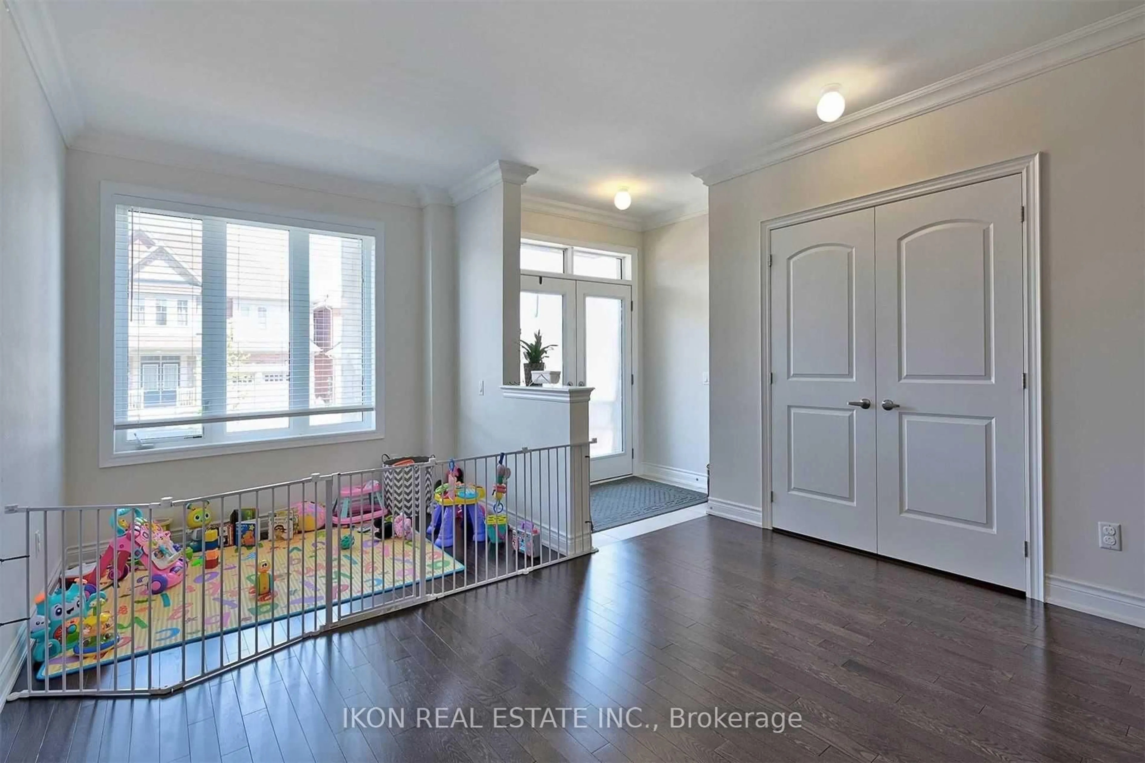 Indoor entryway for 49 Walter English Dr, East Gwillimbury Ontario L9N 0R8