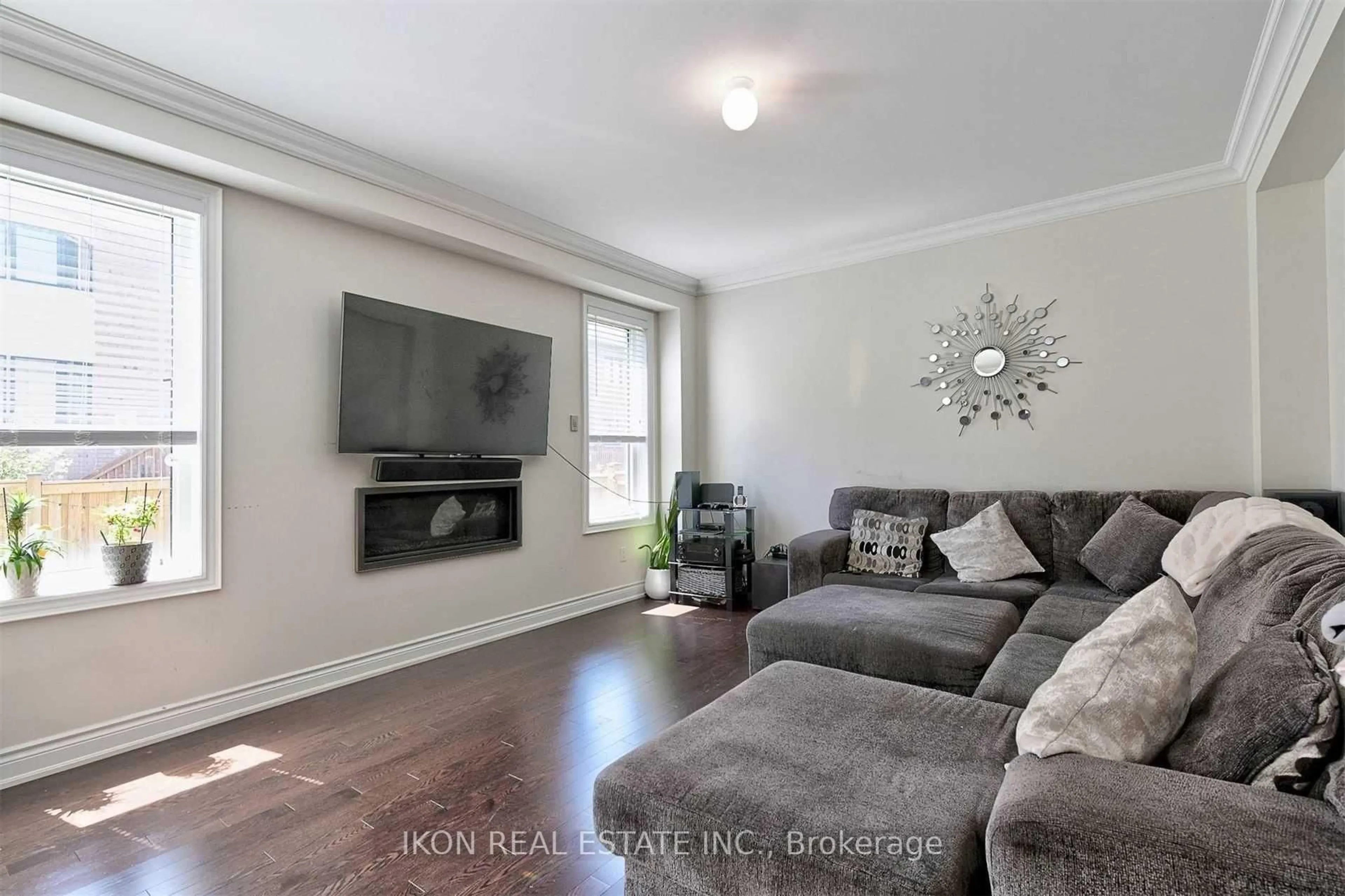 Living room with furniture, wood/laminate floor for 49 Walter English Dr, East Gwillimbury Ontario L9N 0R8