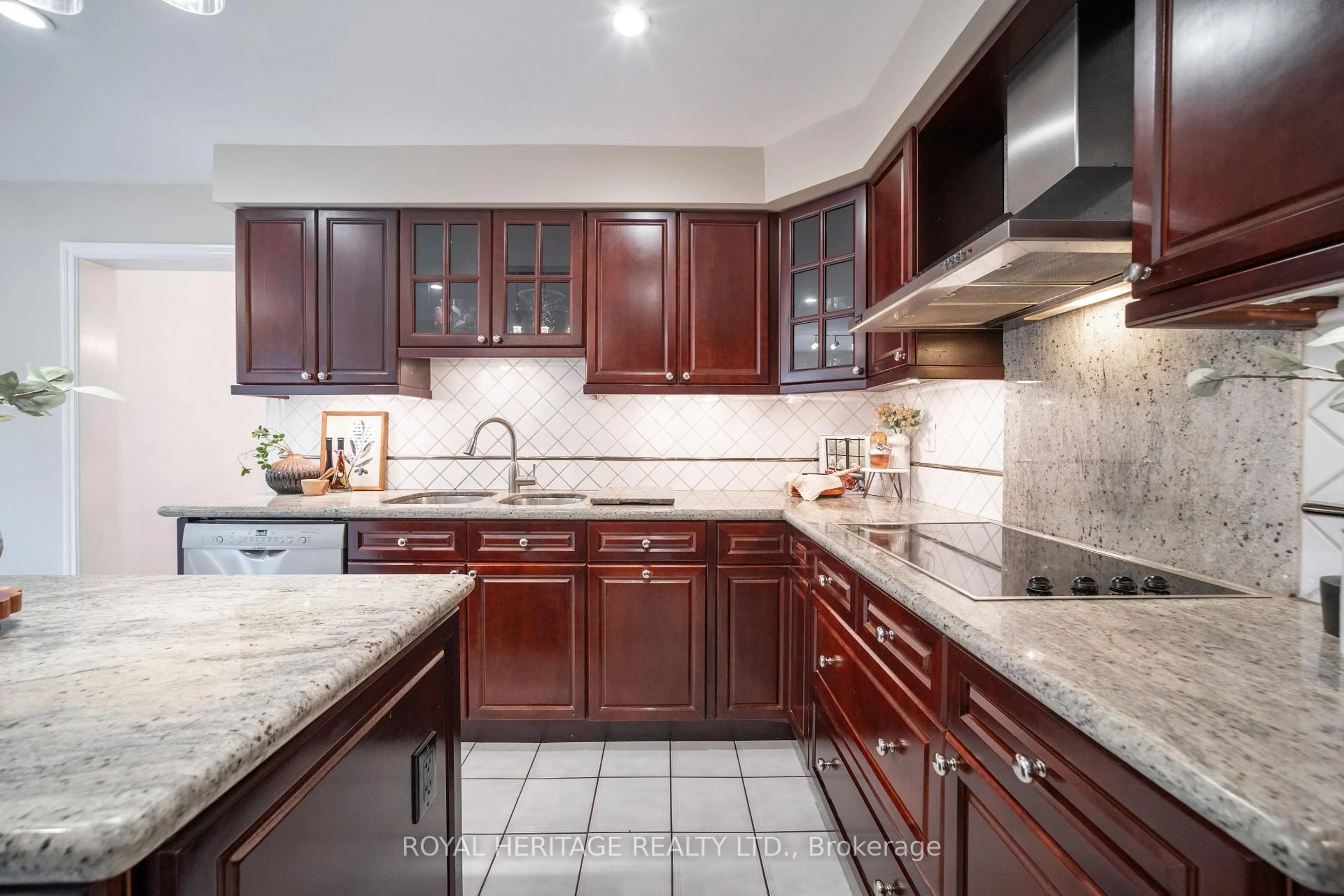 Unknown for 16 Cowles Crt, Richmond Hill Ontario L4C 9A5