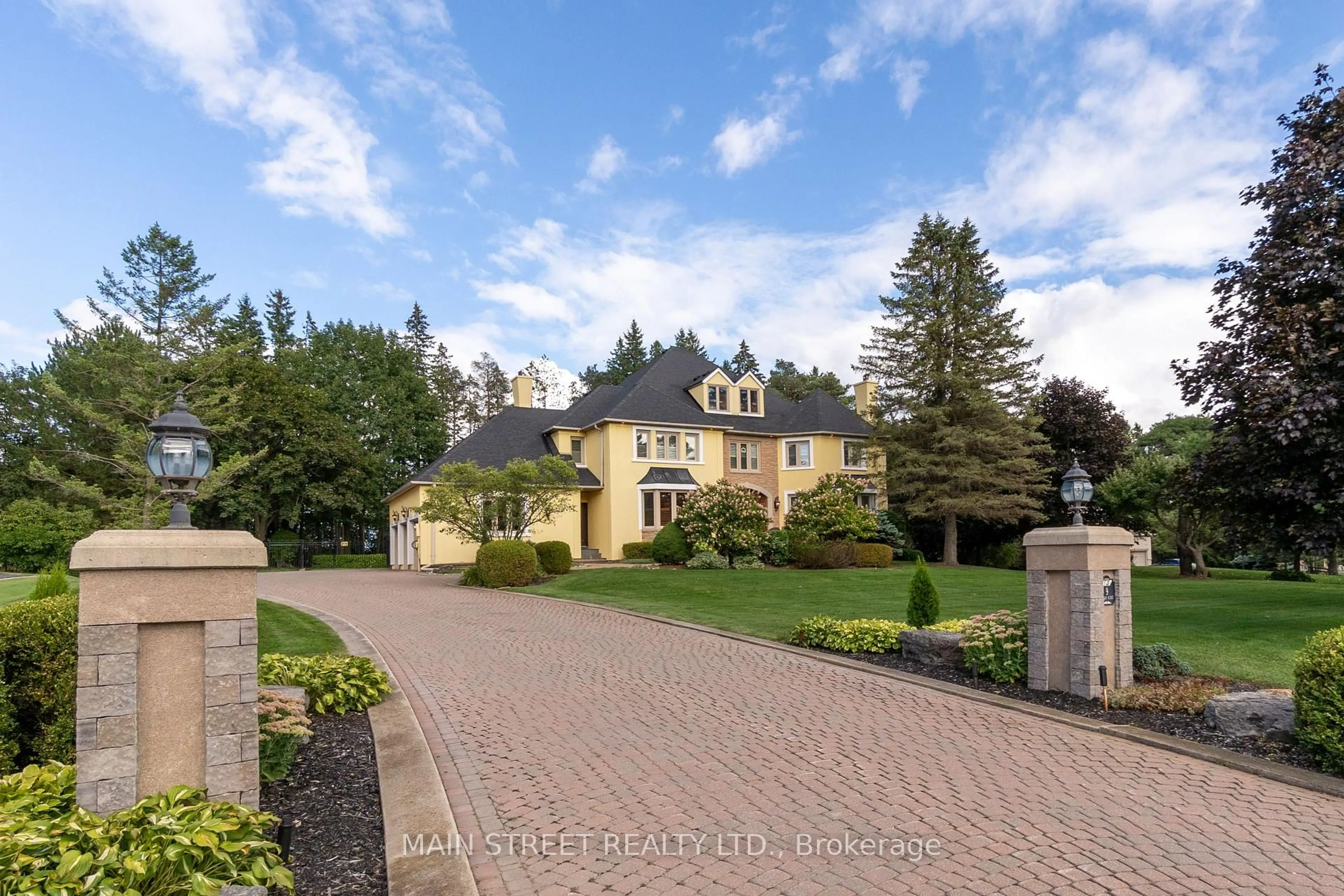 A pic from outside/outdoor area/front of a property/back of a property/a pic from drone, street for 9 Cedar Ridge Rd, Whitchurch-Stouffville Ontario L4A 2E9