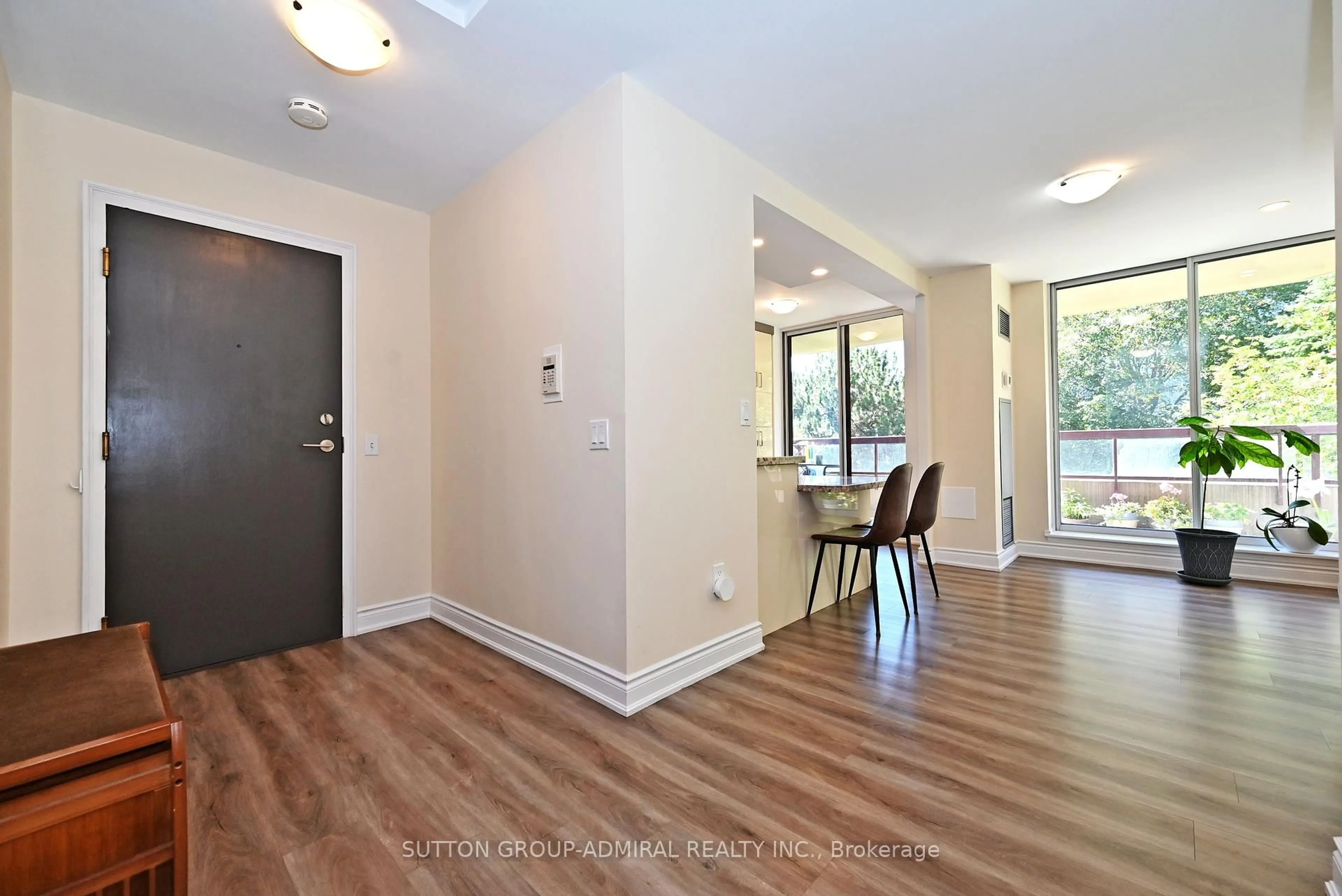 Indoor foyer for 91 Townsgate Dr #203, Vaughan Ontario L4J 8E8