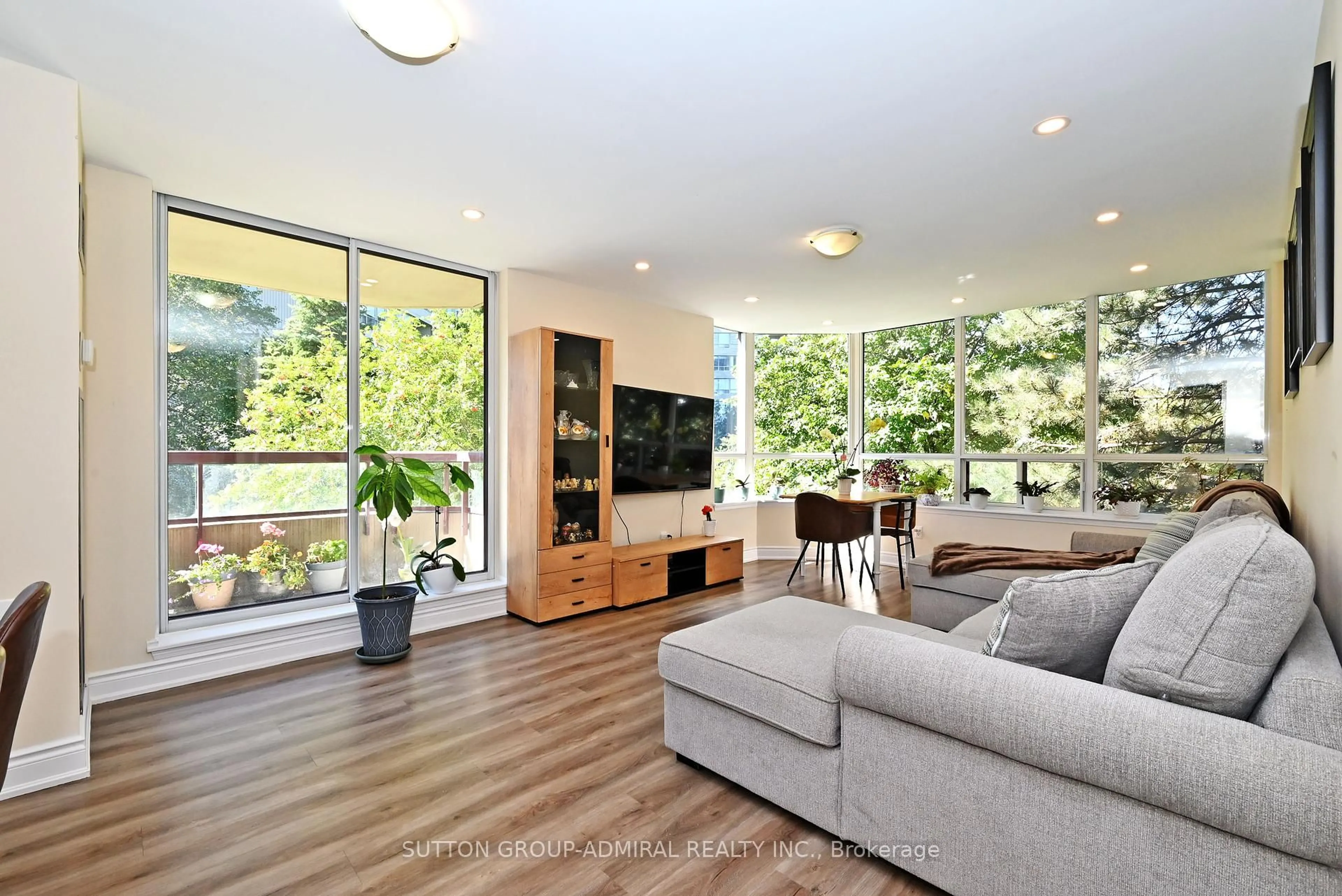 Living room with furniture, unknown for 91 Townsgate Dr #203, Vaughan Ontario L4J 8E8