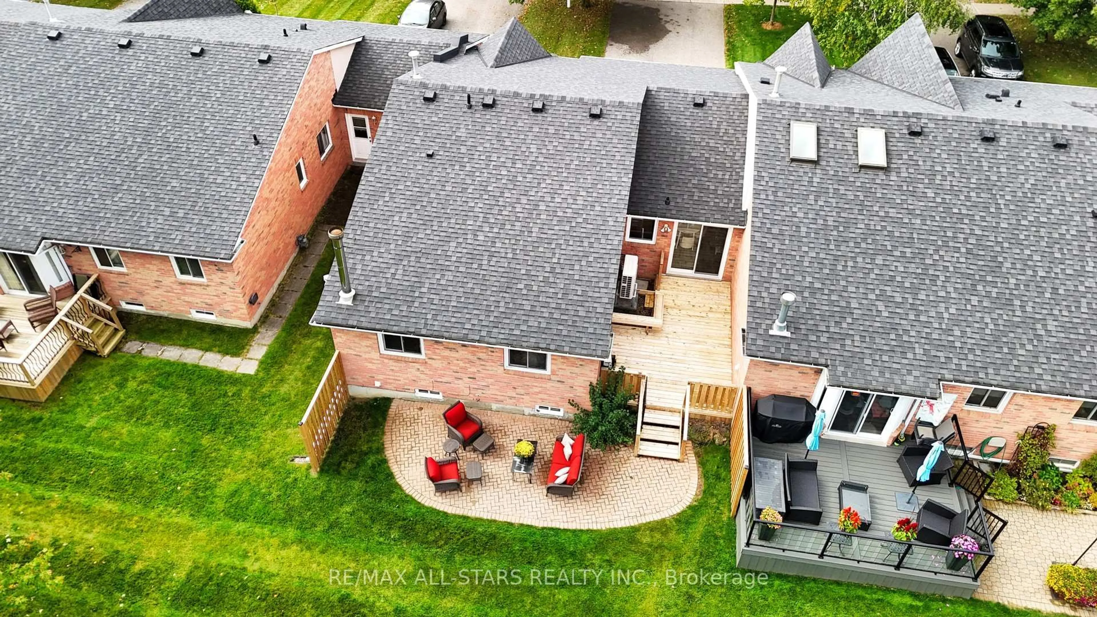 A pic from outside/outdoor area/front of a property/back of a property/a pic from drone, street for 96 South Balsam St, Uxbridge Ontario L9P 1G5