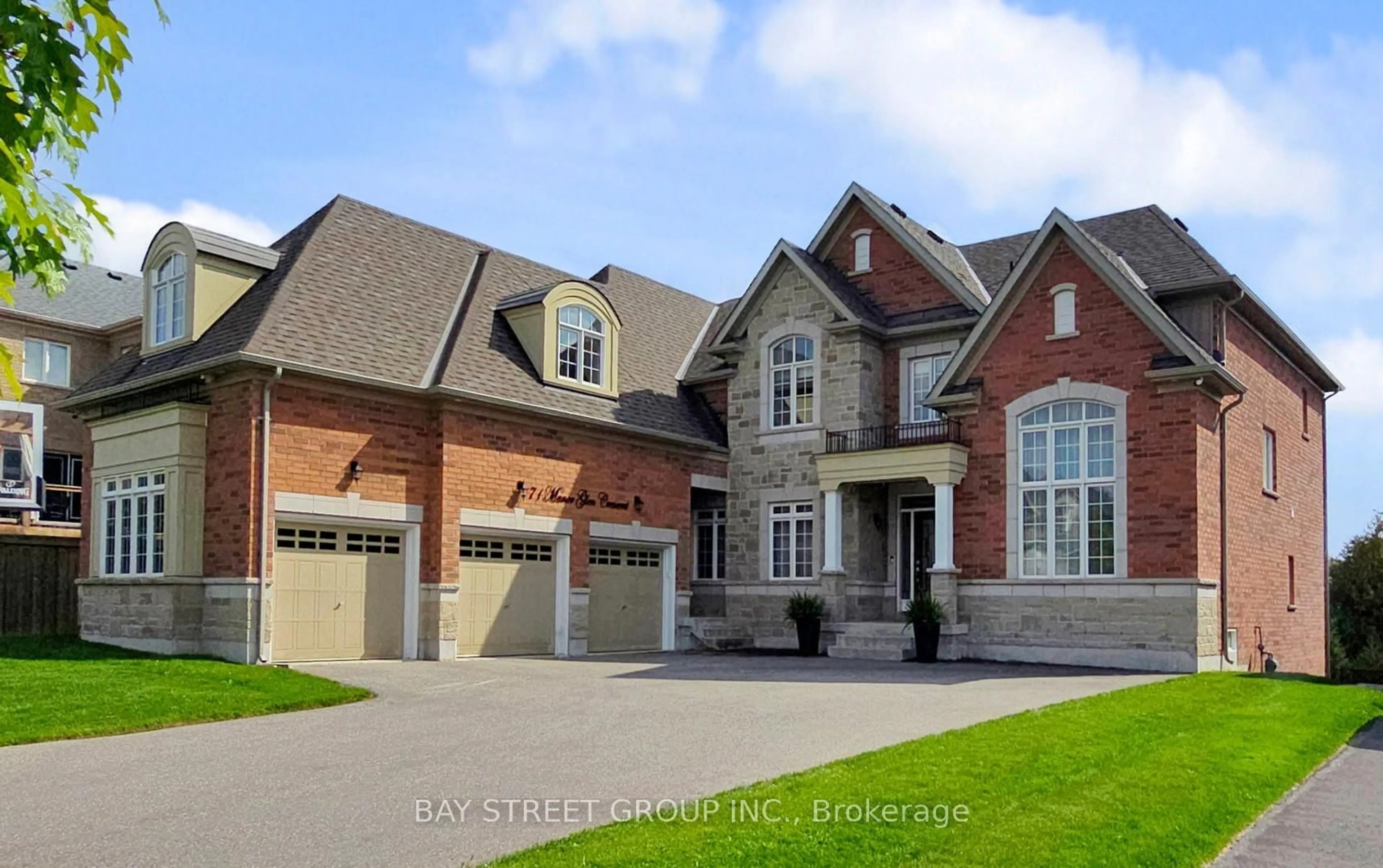 Home with brick exterior material, street for 71 MANOR GLEN Cres, East Gwillimbury Ontario L0G 1M0