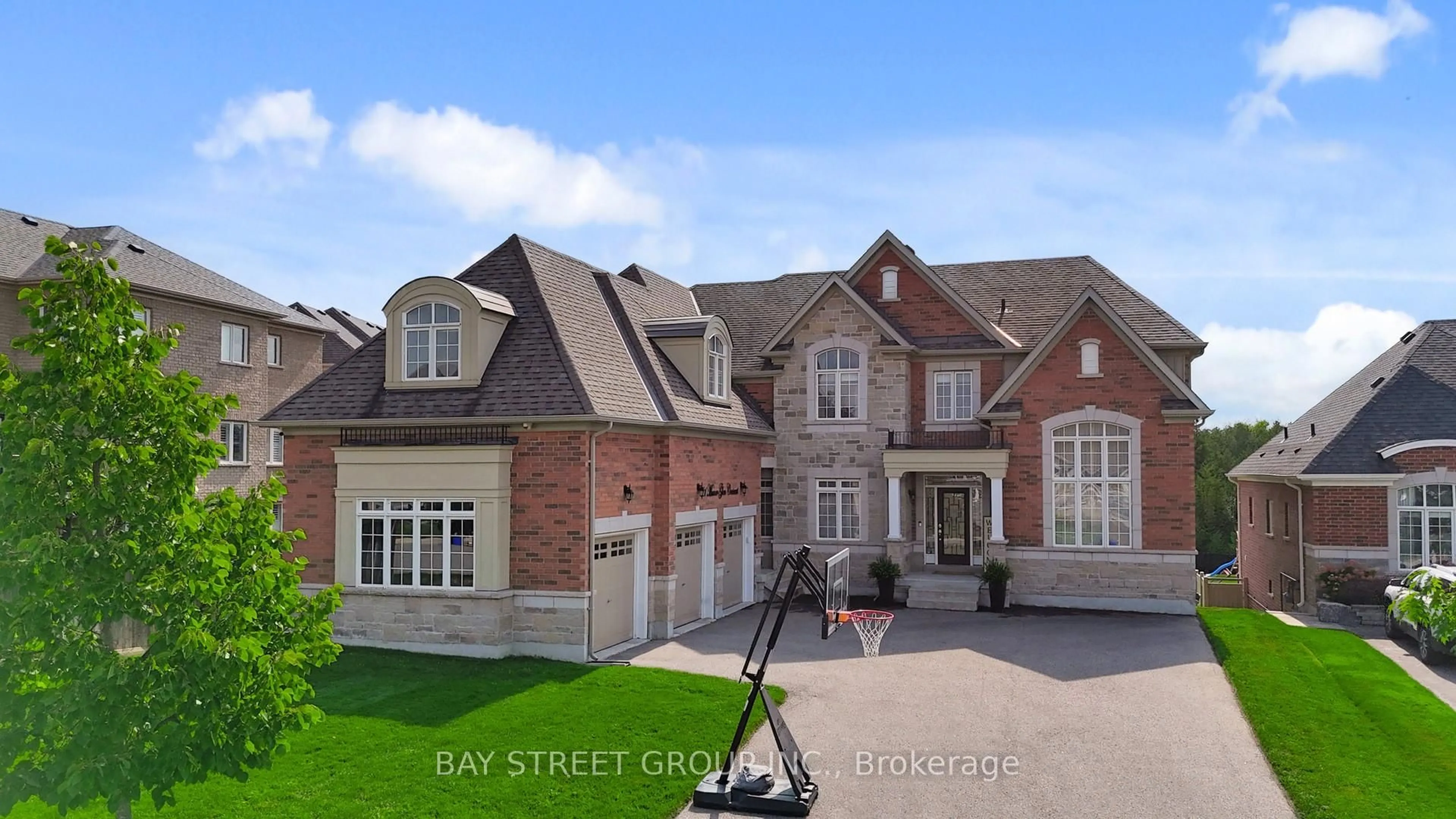 Home with brick exterior material, street for 71 MANOR GLEN Cres, East Gwillimbury Ontario L0G 1M0