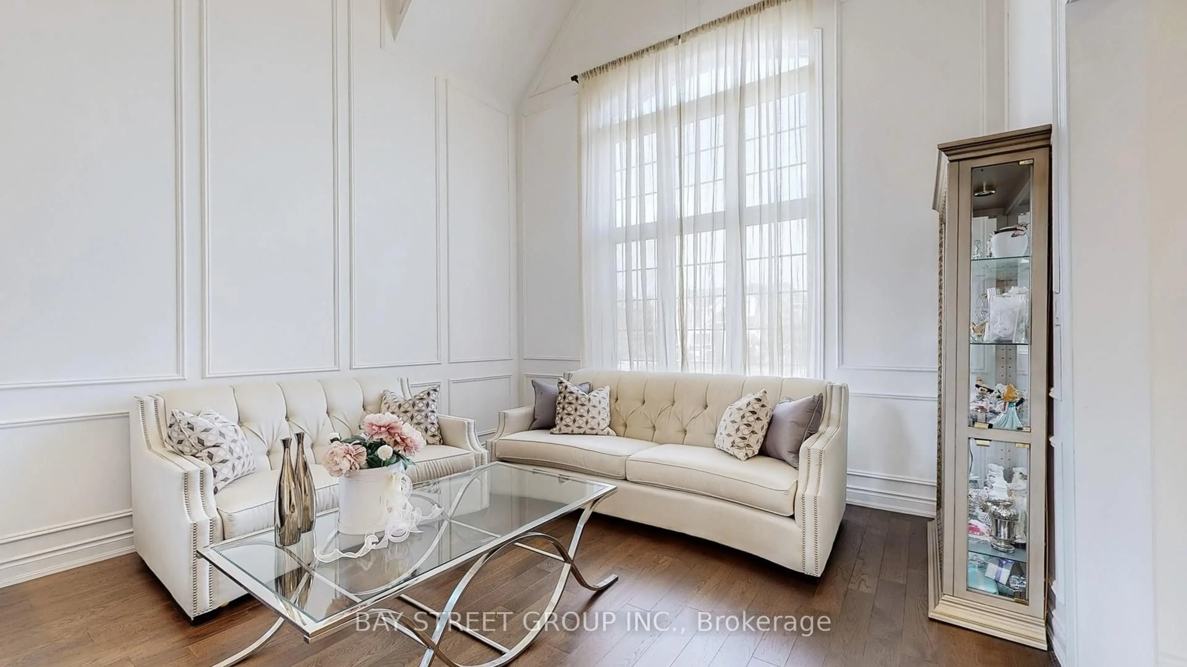 Living room with furniture, wood/laminate floor for 71 MANOR GLEN Cres, East Gwillimbury Ontario L0G 1M0