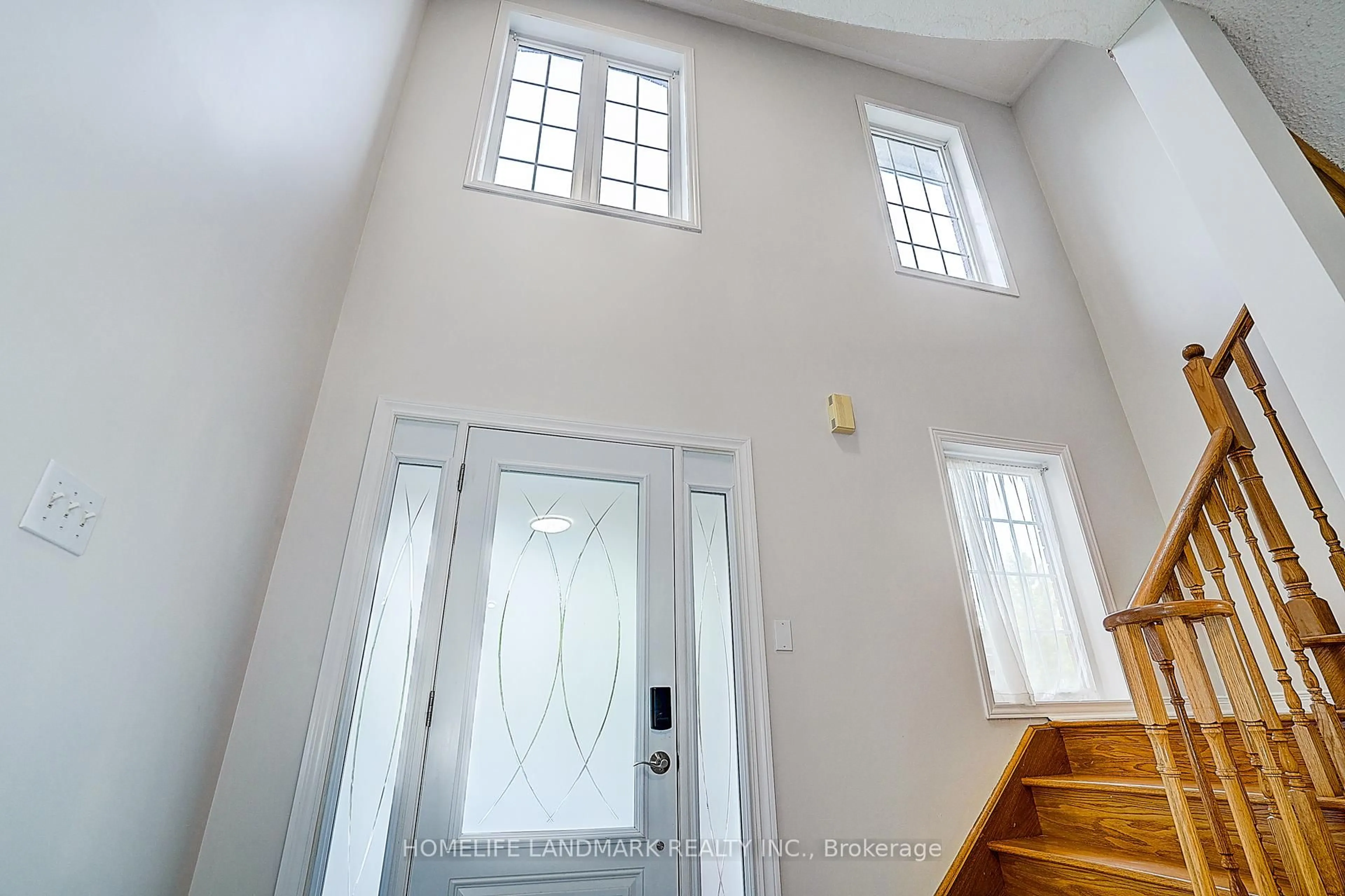 Indoor entryway for 124 King William Cres, Richmond Hill Ontario L4B 4T1