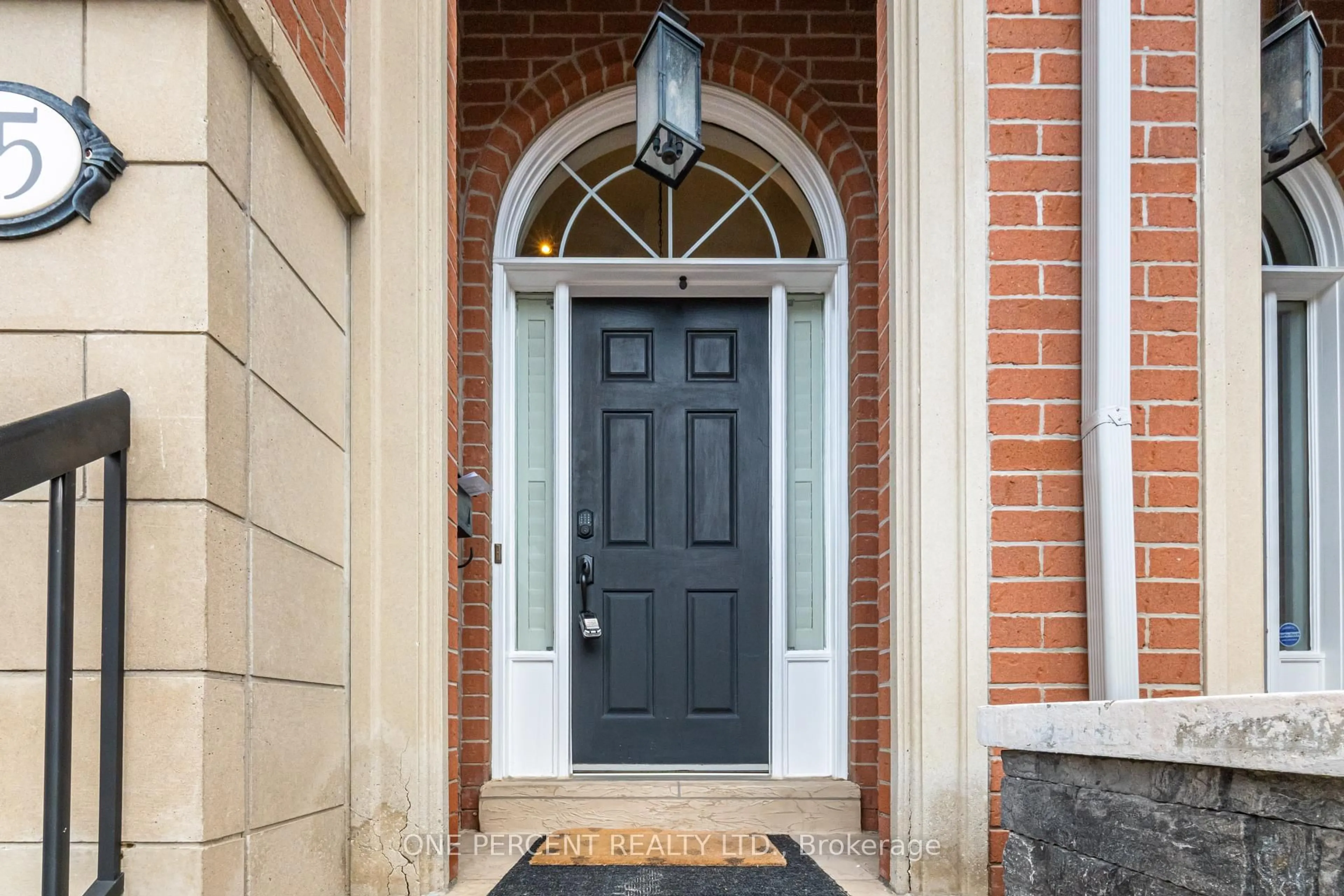 Indoor entryway for 8038 Yonge St #25, Vaughan Ontario L4J 1W3