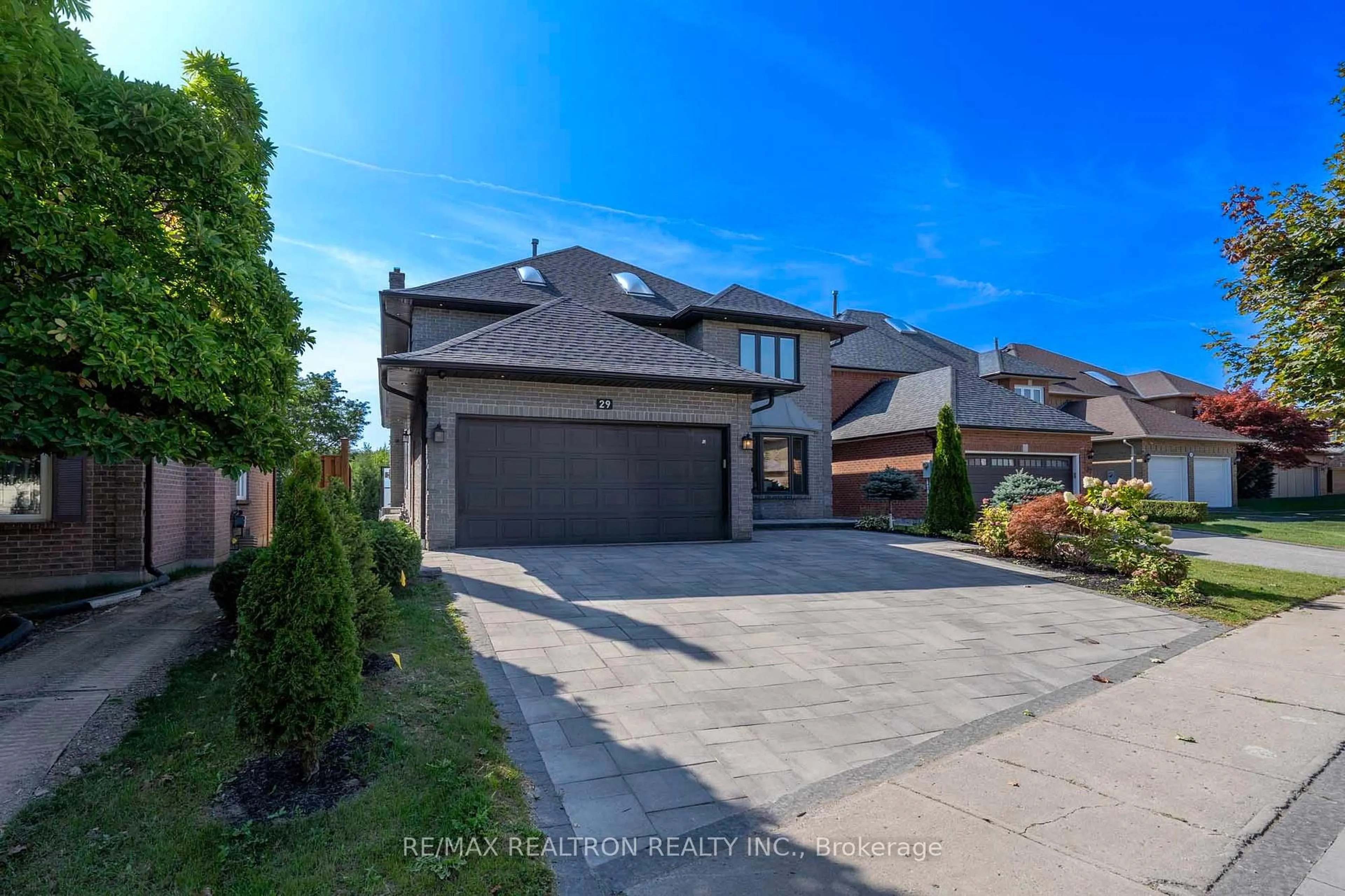 A pic from outside/outdoor area/front of a property/back of a property/a pic from drone, street for 29 Elmsley Dr, Richmond Hill Ontario L4C 8N2