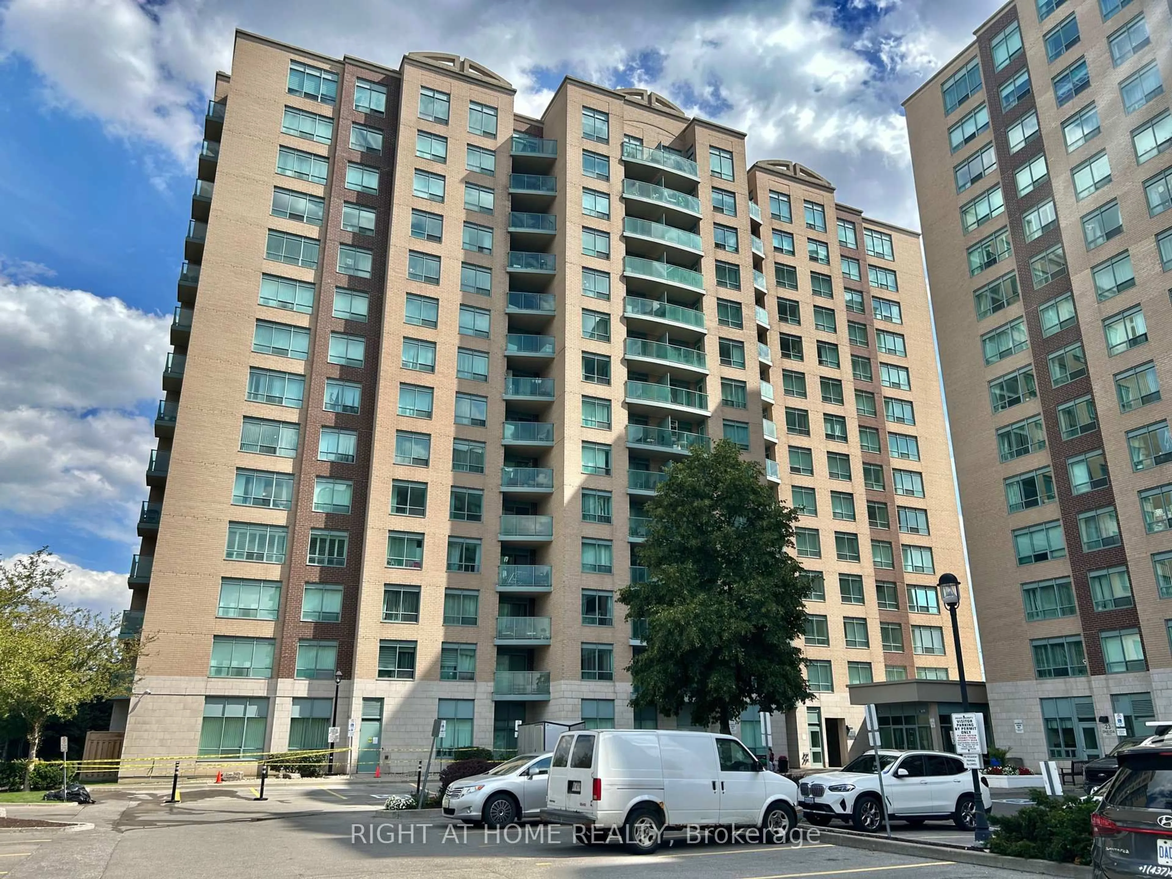 A pic from outside/outdoor area/front of a property/back of a property/a pic from drone, city buildings view from balcony for 11 Oneida Cres #310, Richmond Hill Ontario L4B 0A1