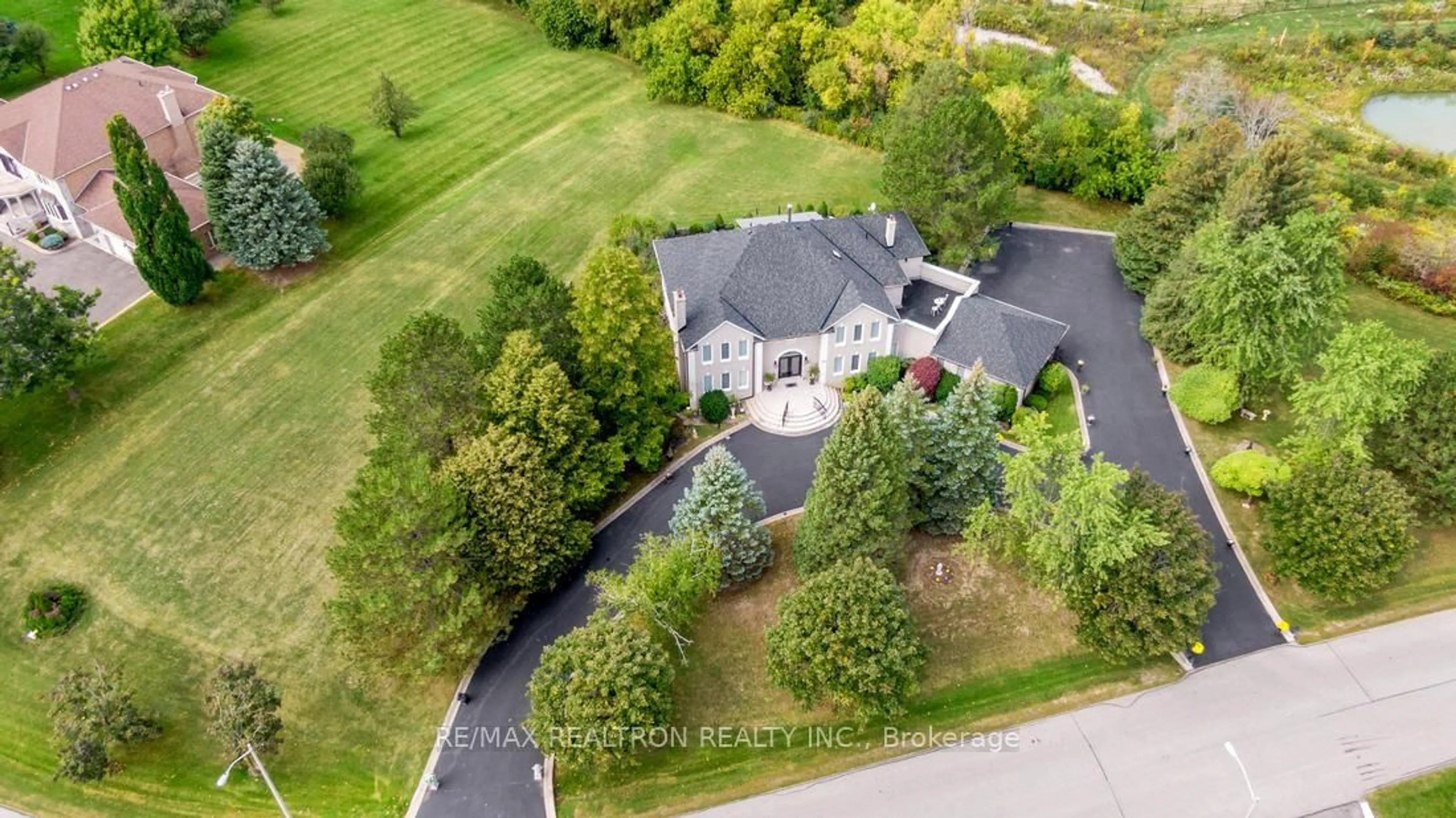 A pic from outside/outdoor area/front of a property/back of a property/a pic from drone, unknown for 171 Millwood Pkwy, Vaughan Ontario L4H 4X5