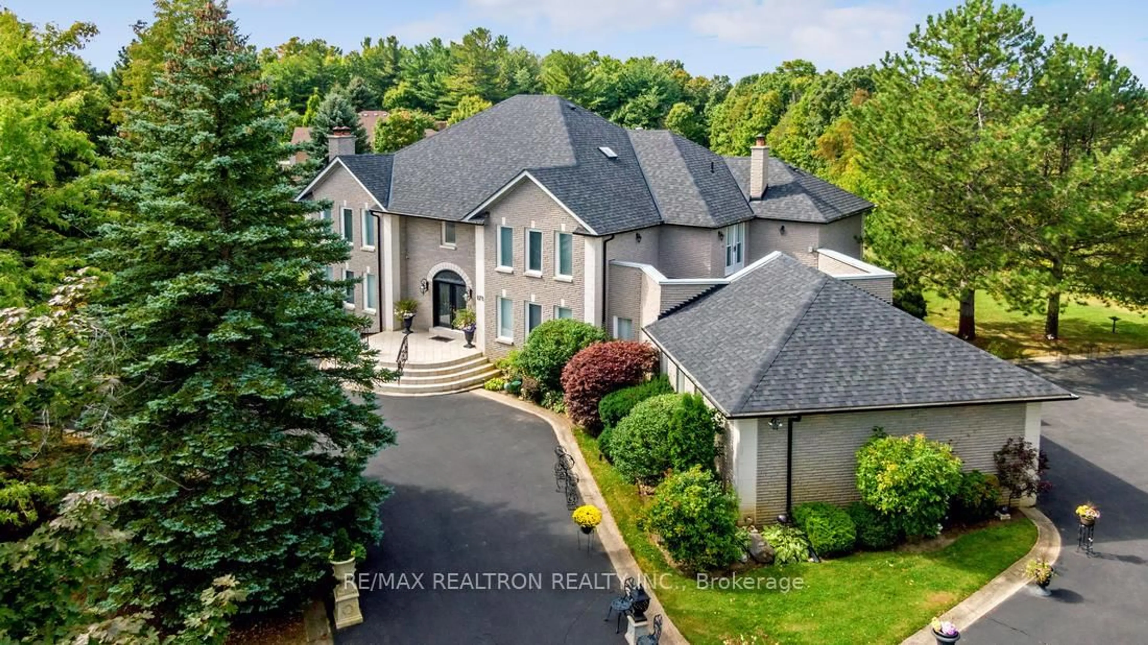 A pic from outside/outdoor area/front of a property/back of a property/a pic from drone, unknown for 171 Millwood Pkwy, Vaughan Ontario L4H 4X5