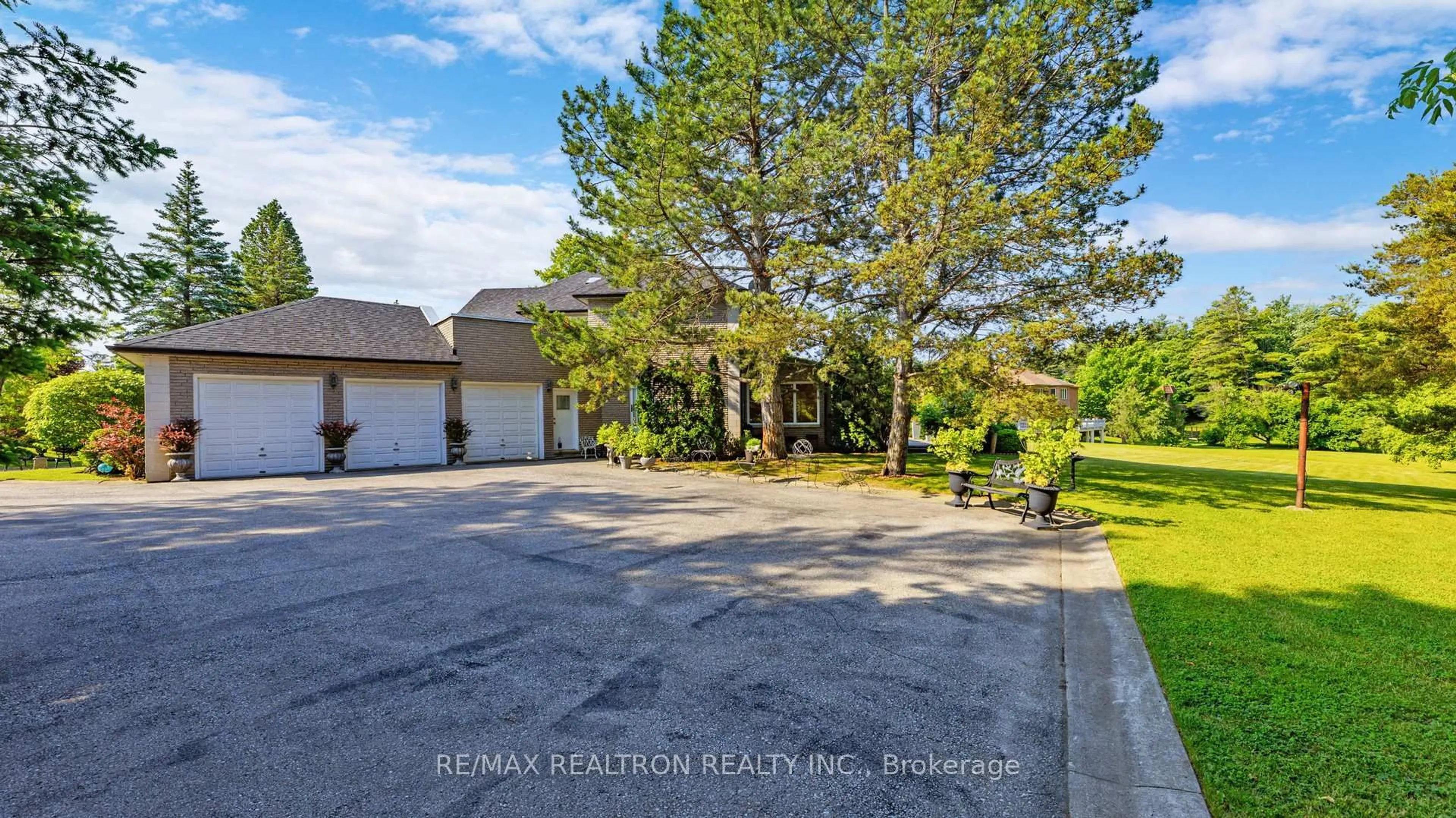 A pic from outside/outdoor area/front of a property/back of a property/a pic from drone, unknown for 171 Millwood Pkwy, Vaughan Ontario L4H 4X5