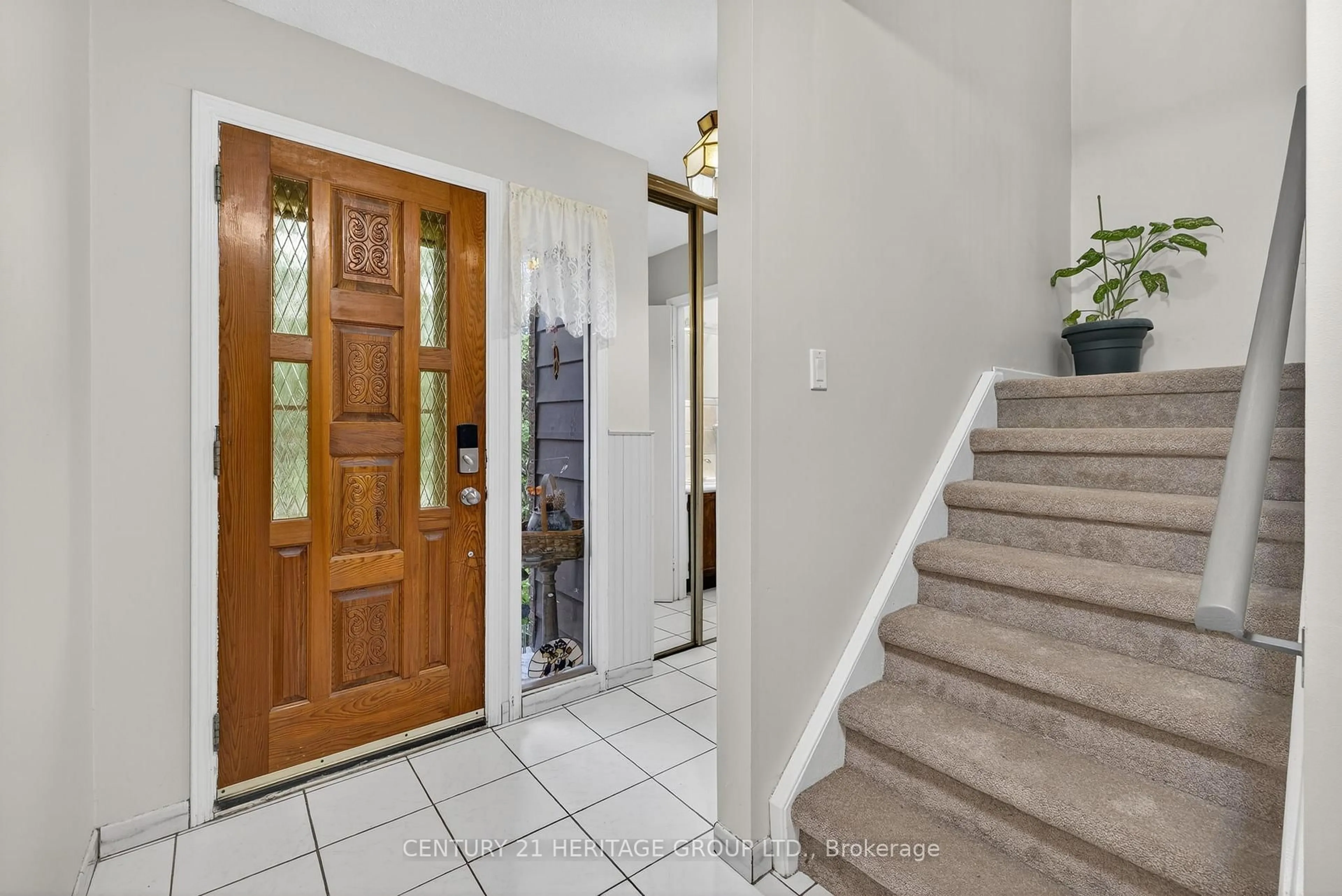 Indoor foyer for 374 Maplegrove Ave, Bradford West Gwillimbury Ontario L3Z 1V7