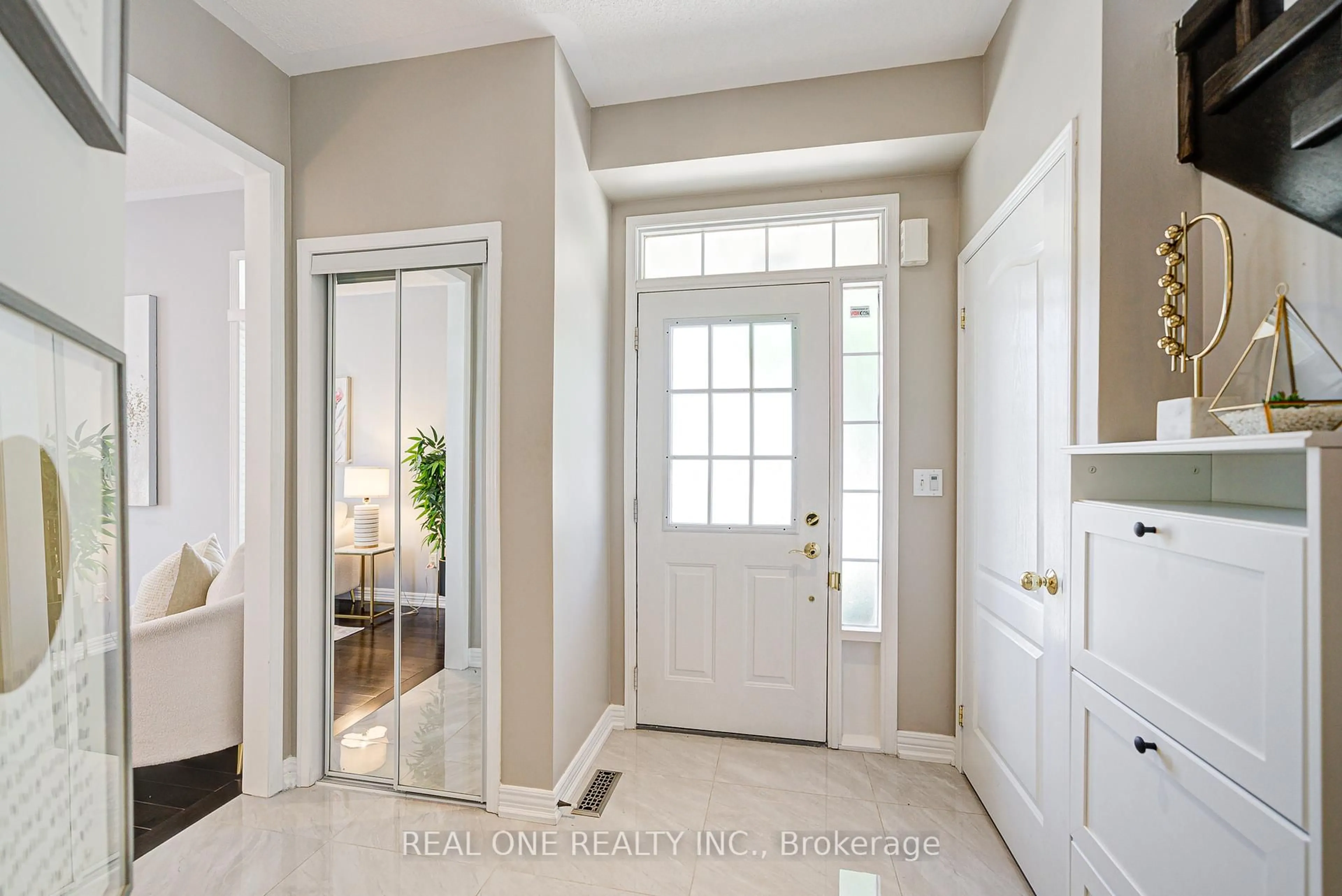 Indoor entryway for 35 Ridgecrest Rd, Markham Ontario L6C 2V2