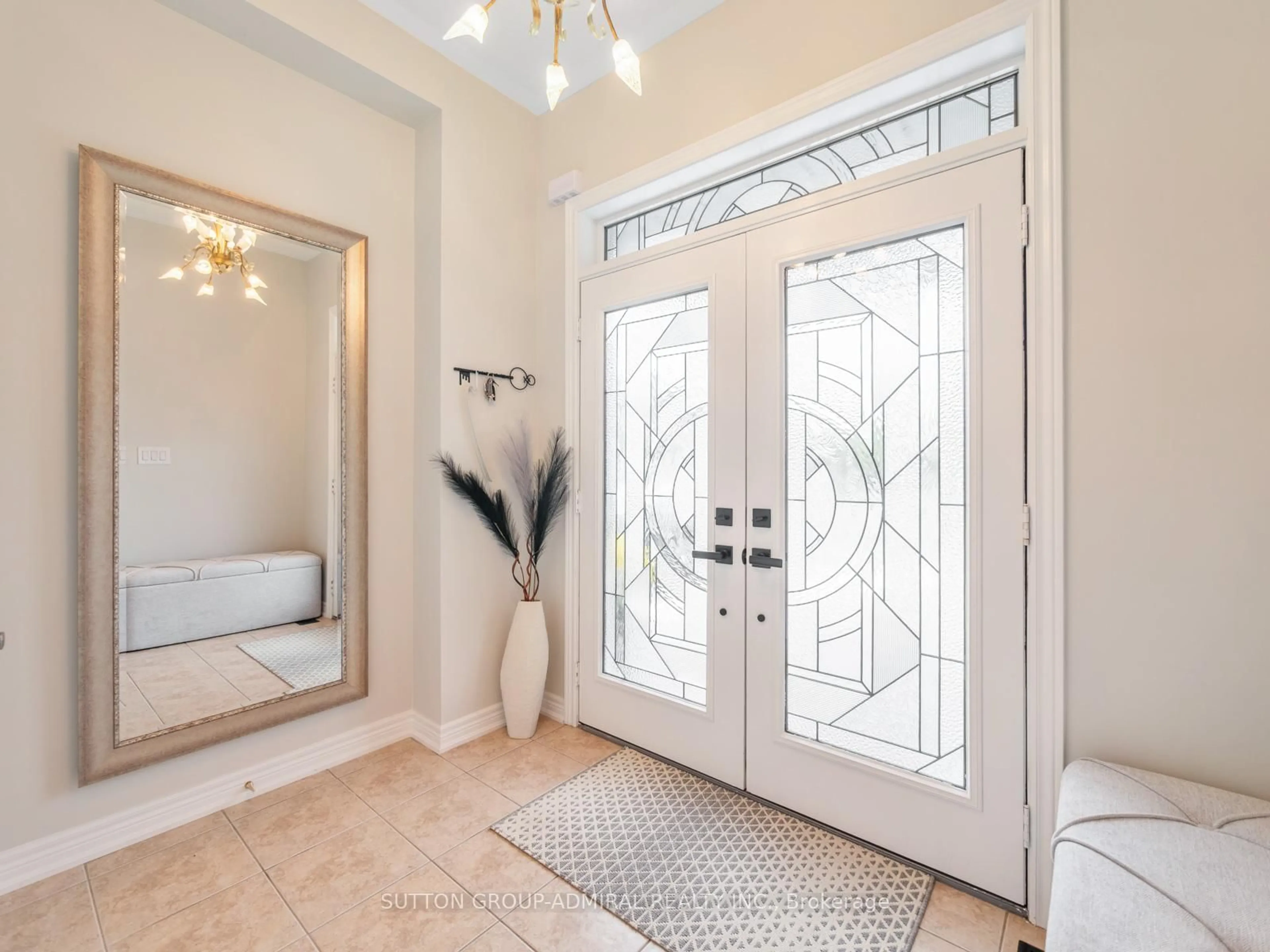 Indoor entryway for 119 Warbler Ave, Vaughan Ontario L6A 0X9