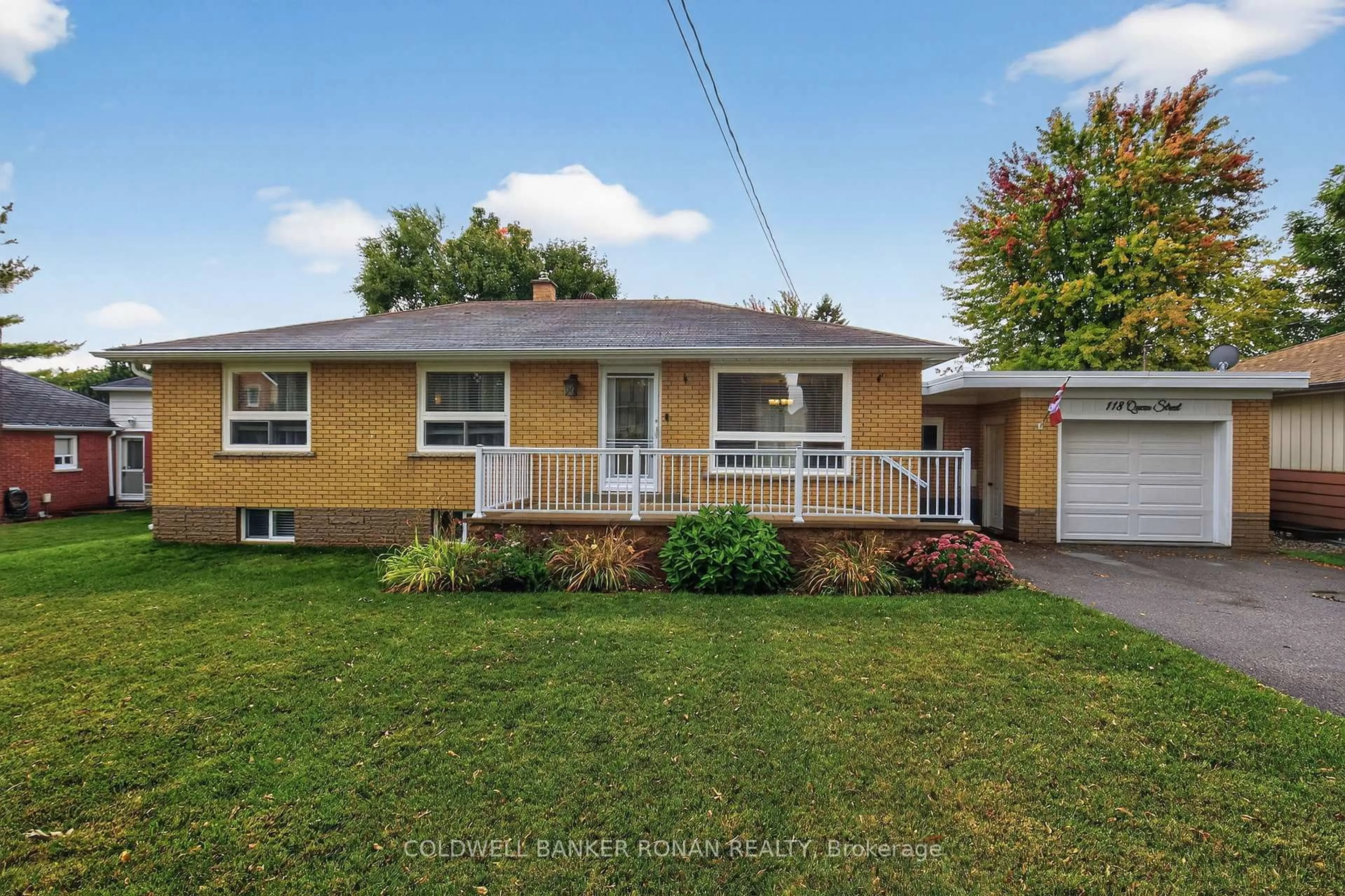 Home with vinyl exterior material, street for 118 Queen St, Bradford West Gwillimbury Ontario L3Z 1L3
