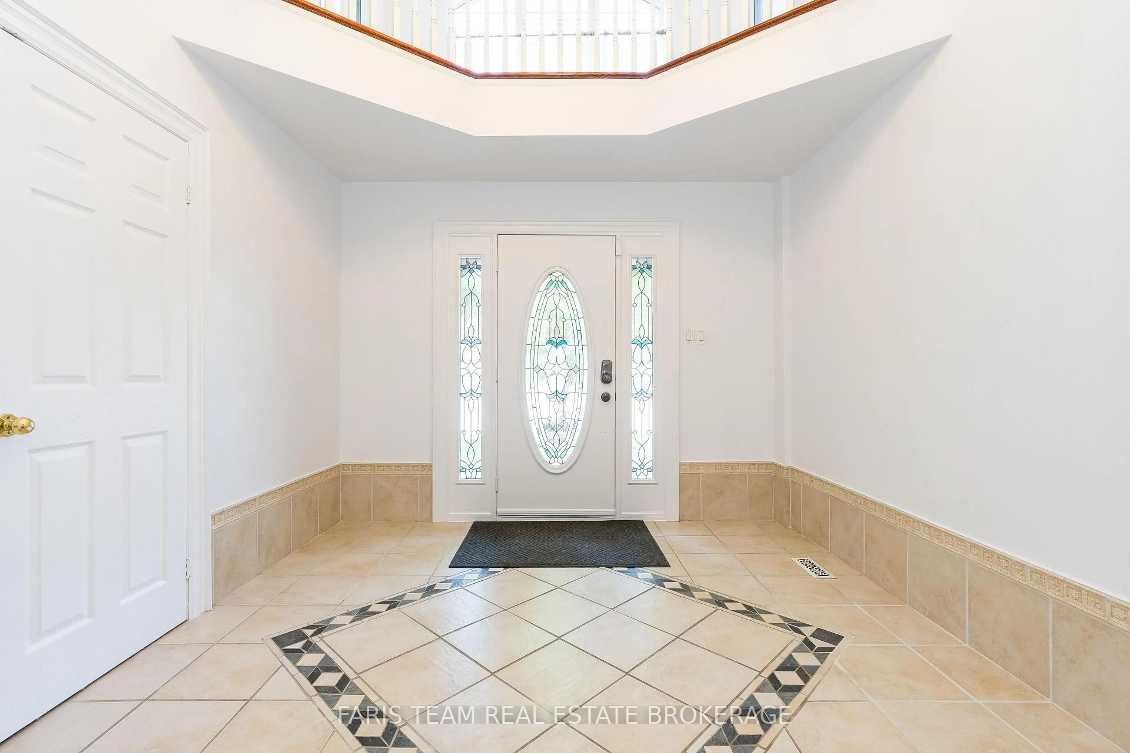 Indoor foyer for 82 Derby Crt, Newmarket Ontario L3Y 5Z9