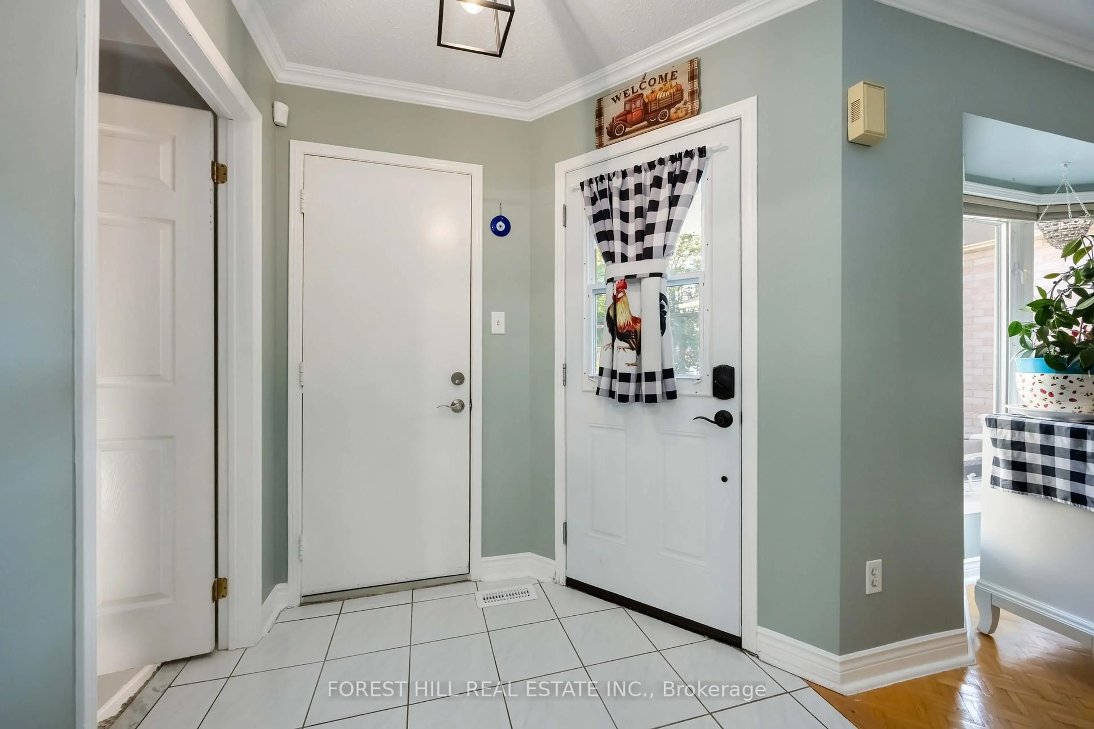 Indoor entryway for 101 Gray Ave, New Tecumseth Ontario L9R 1P6
