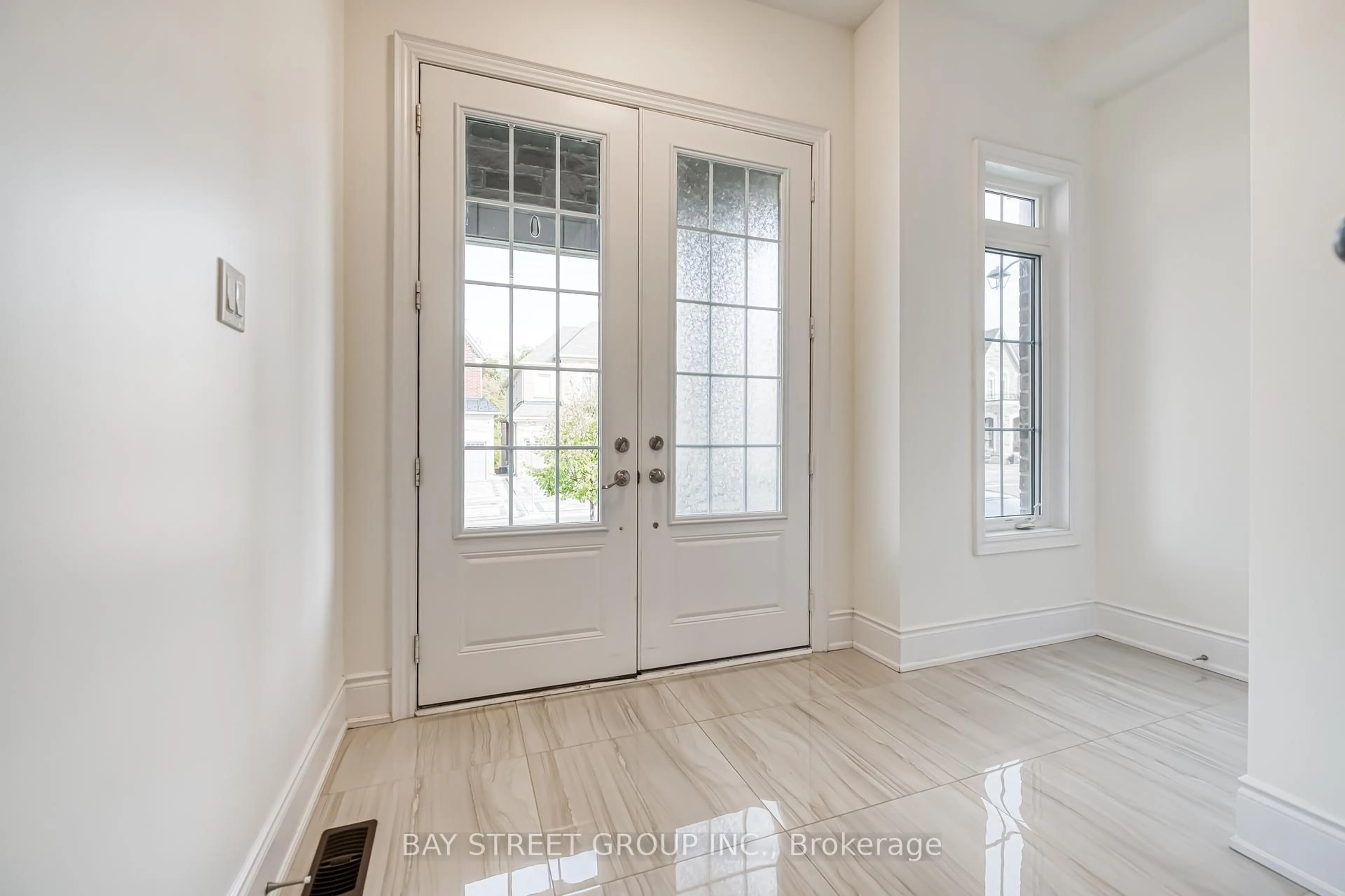 Indoor entryway for 173 Conklin Cres, Aurora Ontario L4G 0Z2