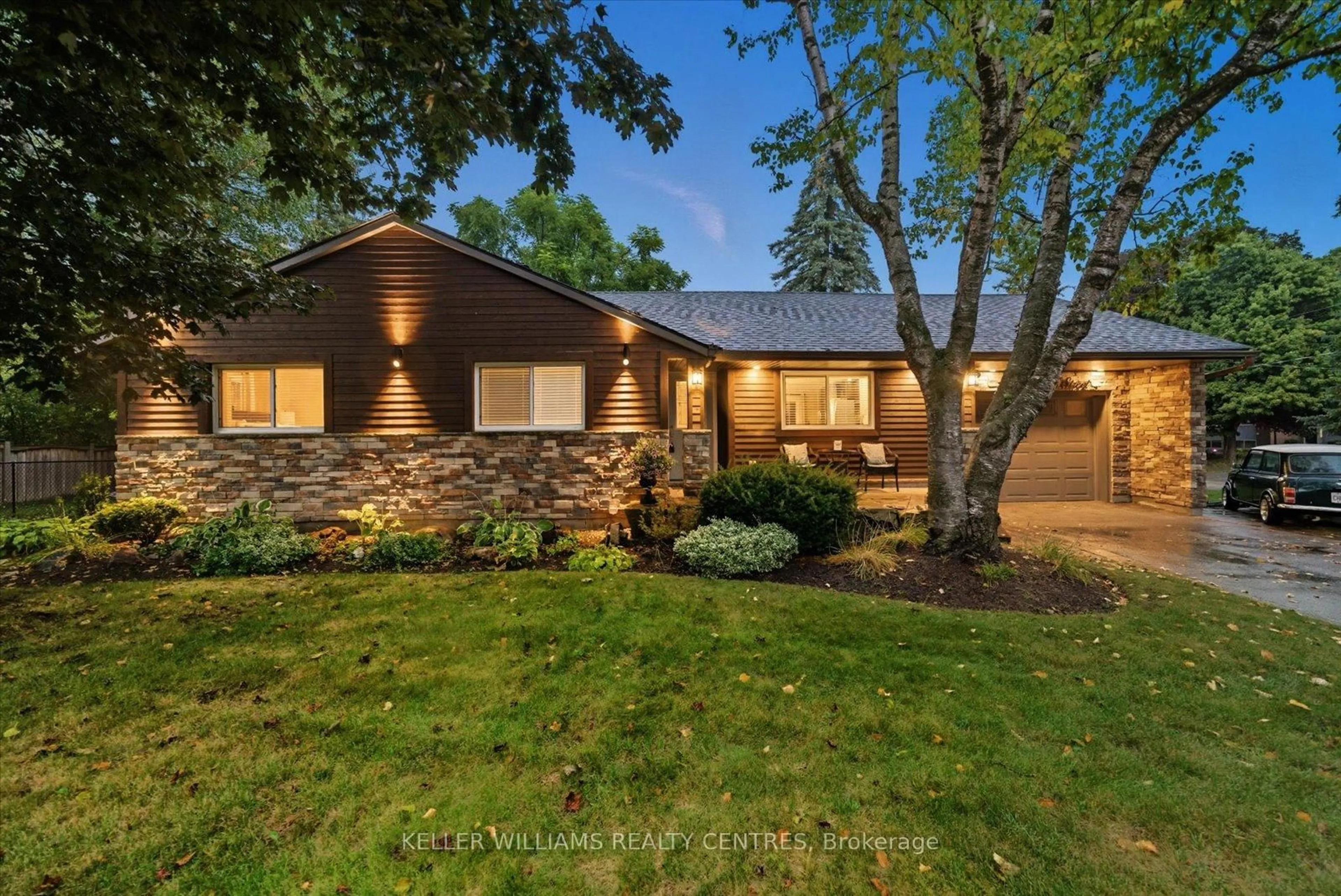 Home with brick exterior material, street for 261 Queen St, Newmarket Ontario L3Y 2G1
