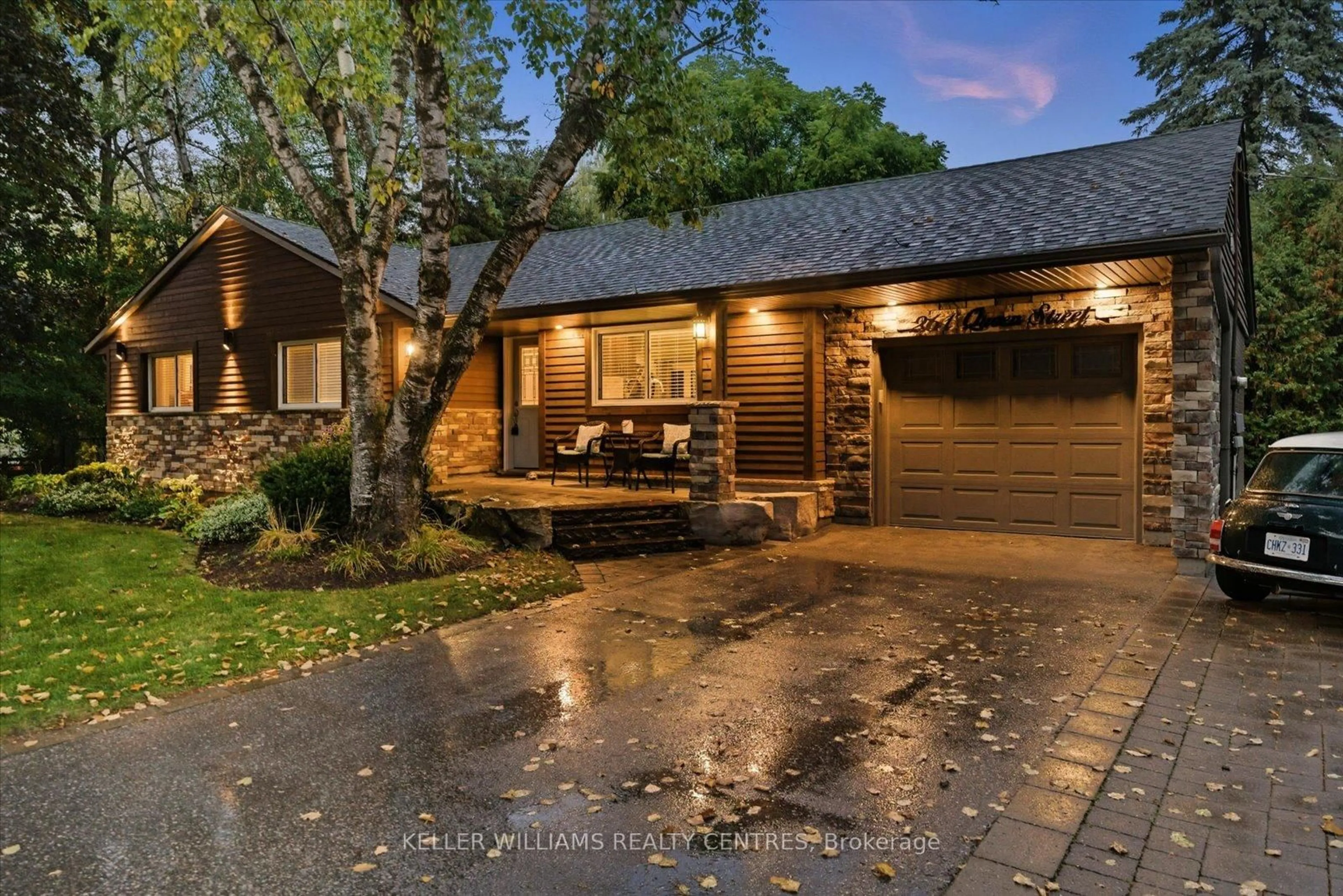 Home with brick exterior material, street for 261 Queen St, Newmarket Ontario L3Y 2G1