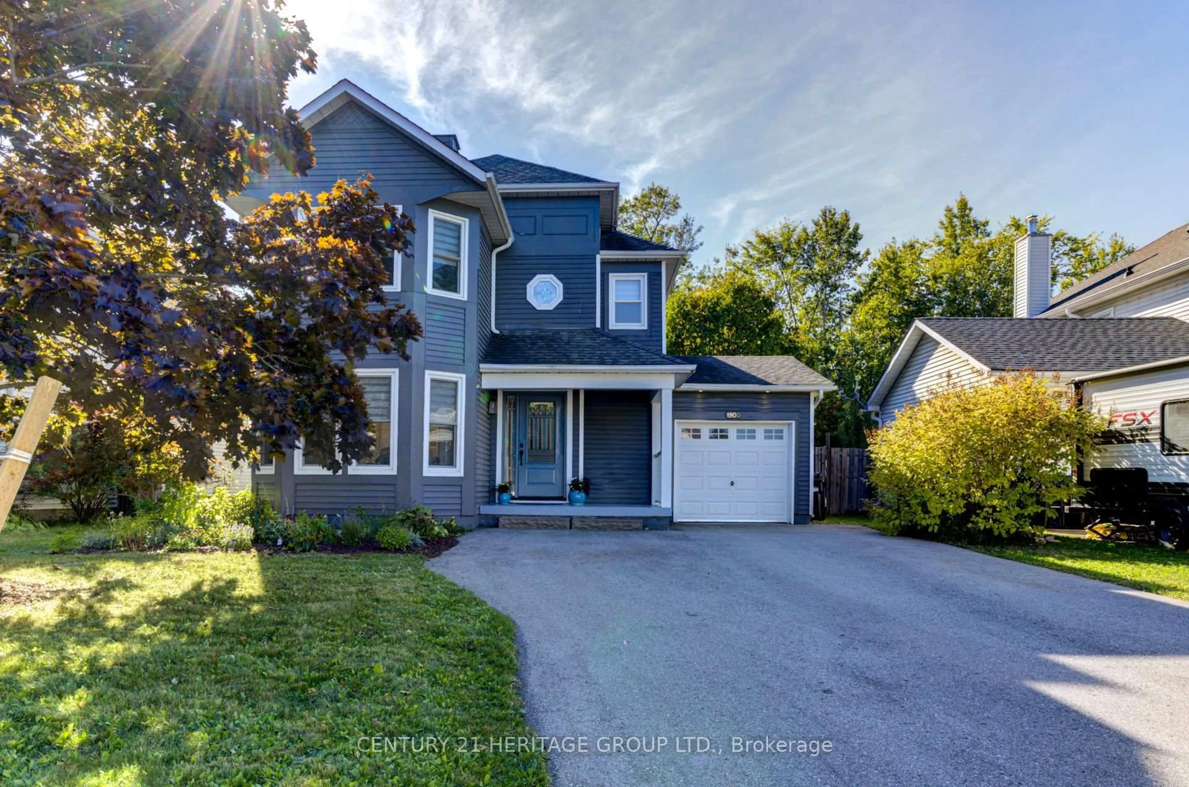 Home with vinyl exterior material, street for 1900 Applewood Ave, Innisfil Ontario L9S 1W2